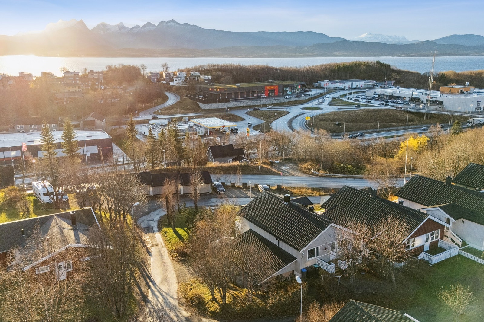 Innholdsrik enebolig på endetomt - med familievennlig beliggenhet og fantastisk utsikt mot Børvasstindene. Galleribilde
