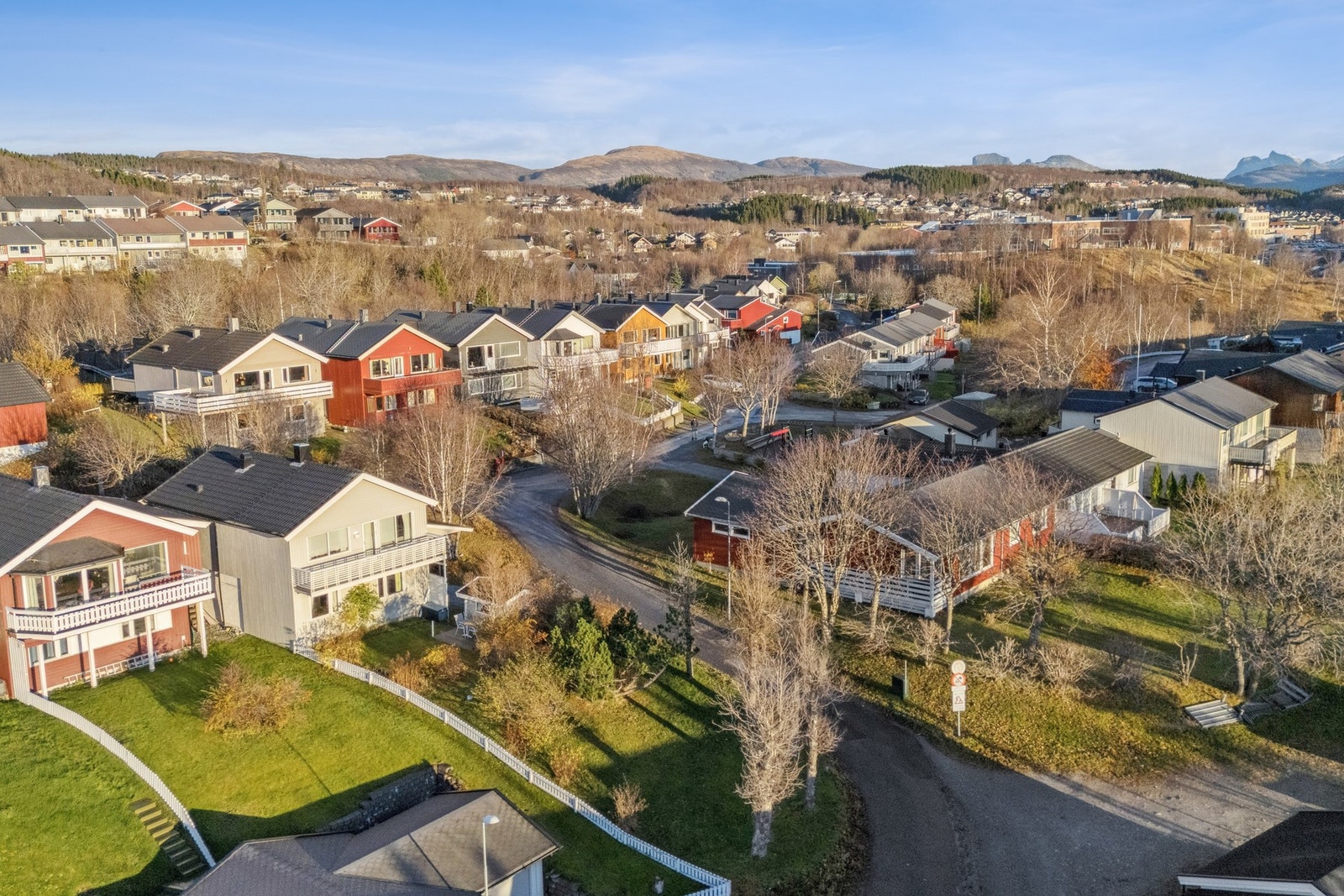 Boligen ligger i et veletablert, svært barne- og familievennlig nabolag. Galleribilde