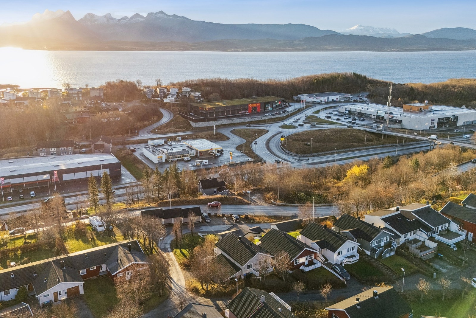 Boligen ligger på en romslig endetomt på hele 495m² - med koselige uteområder på begge sider av boligen. Galleribilde