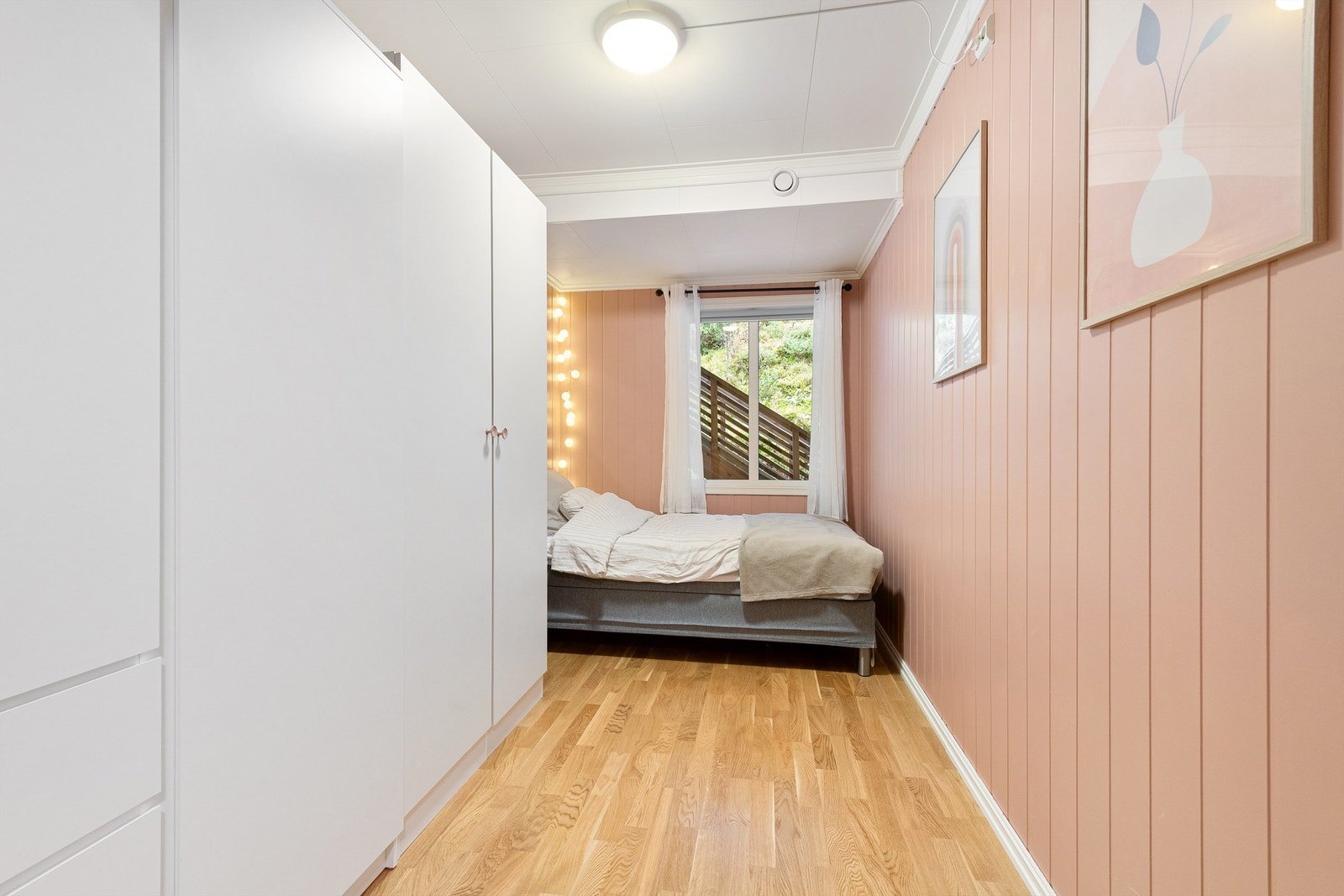 Det andre soverommet er utstyrt med garderobe som tilbyr rikelig oppbevaringsplass, i tillegg til god plass til ønsket sengestørrelse. Galleribilde