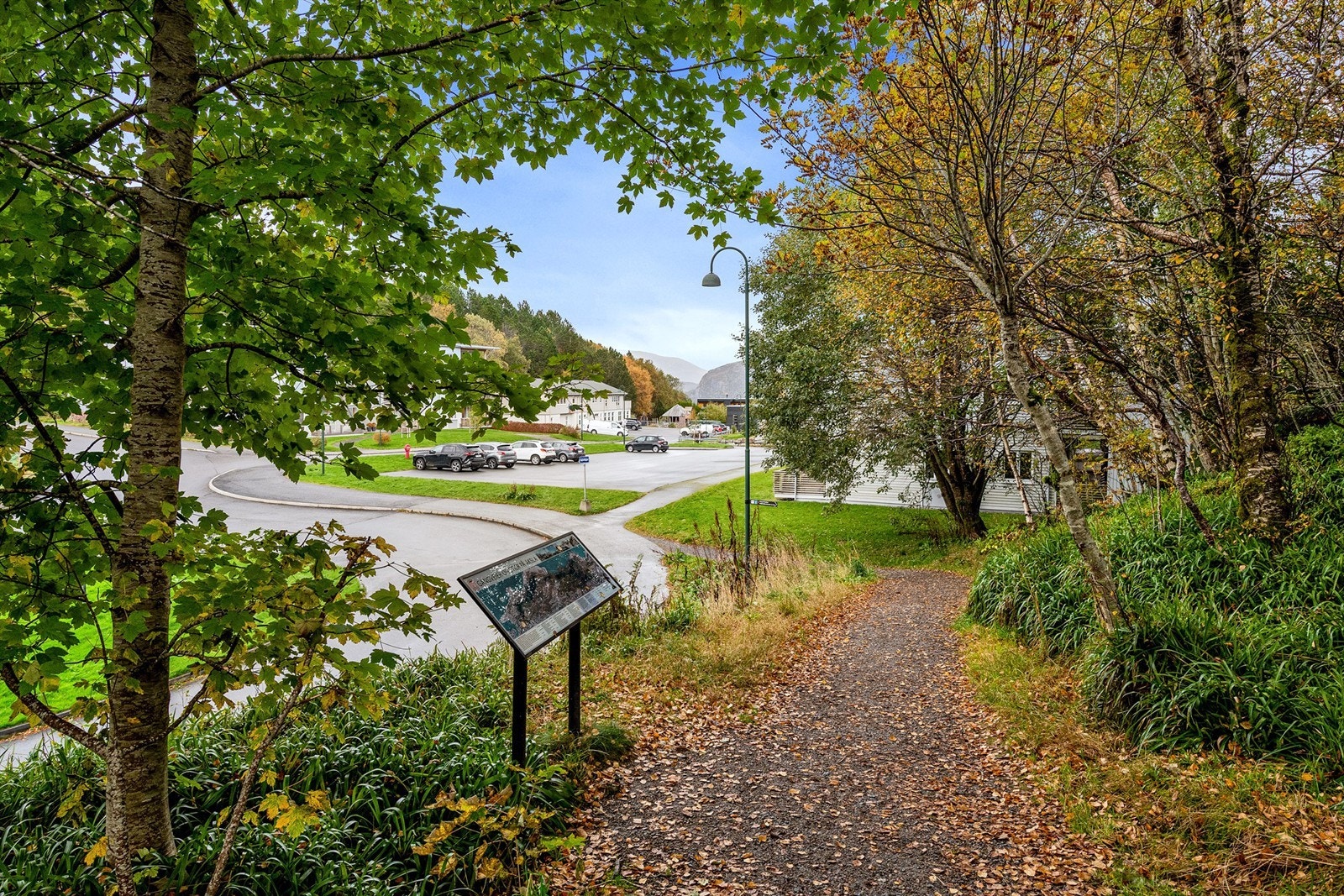 Nærområdet er svært familievennlig, med barnehage rett over veien, flere flotte turmuligheter i nærheten, og kort avstand til Ålesund sentrum med et bredt utvalg av fasiliteter. Galleribilde