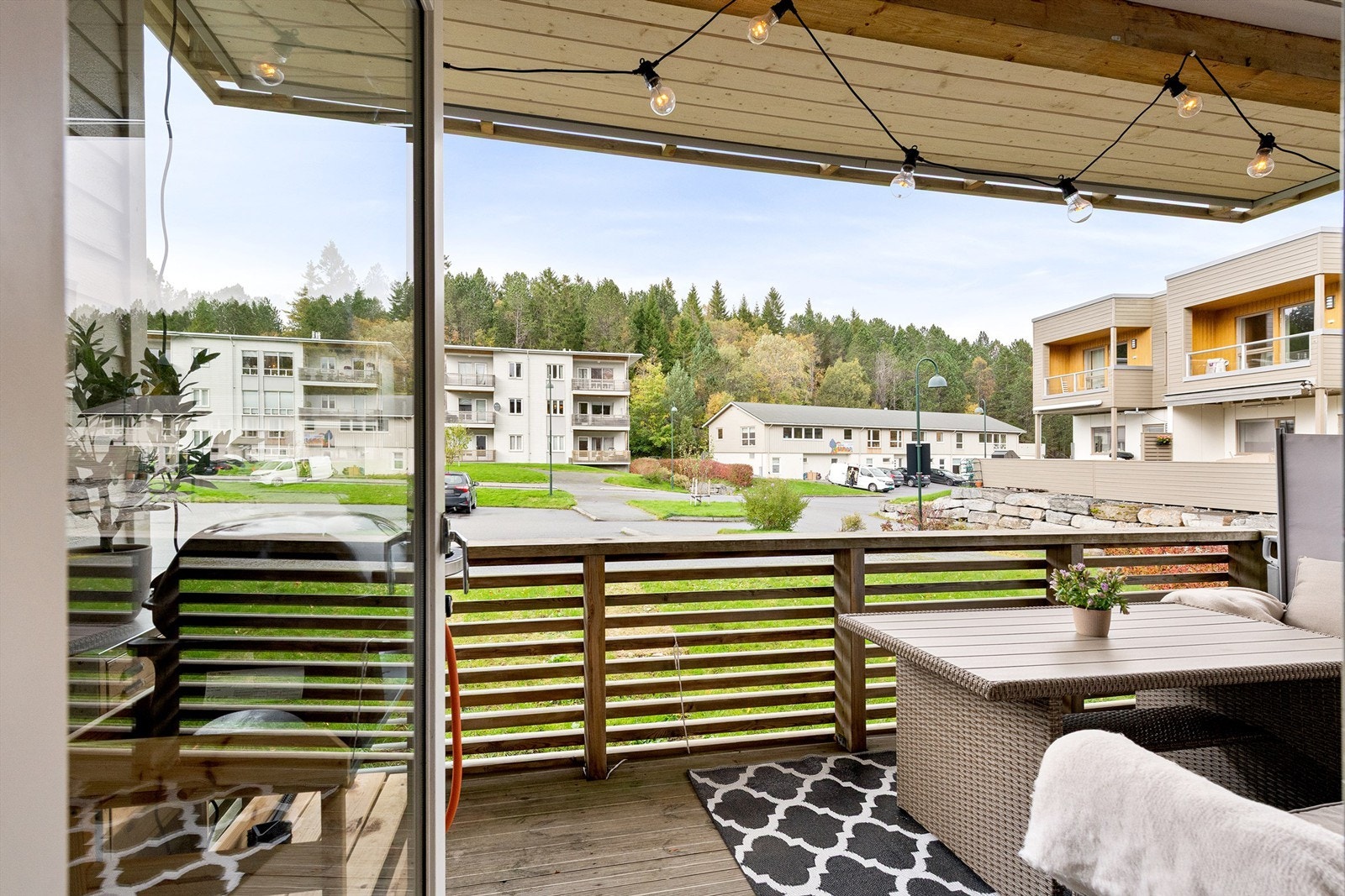 Terrassen er overbygget og har installert utebelysning, terrassevarmer og utvendig stikkontakt. Galleribilde