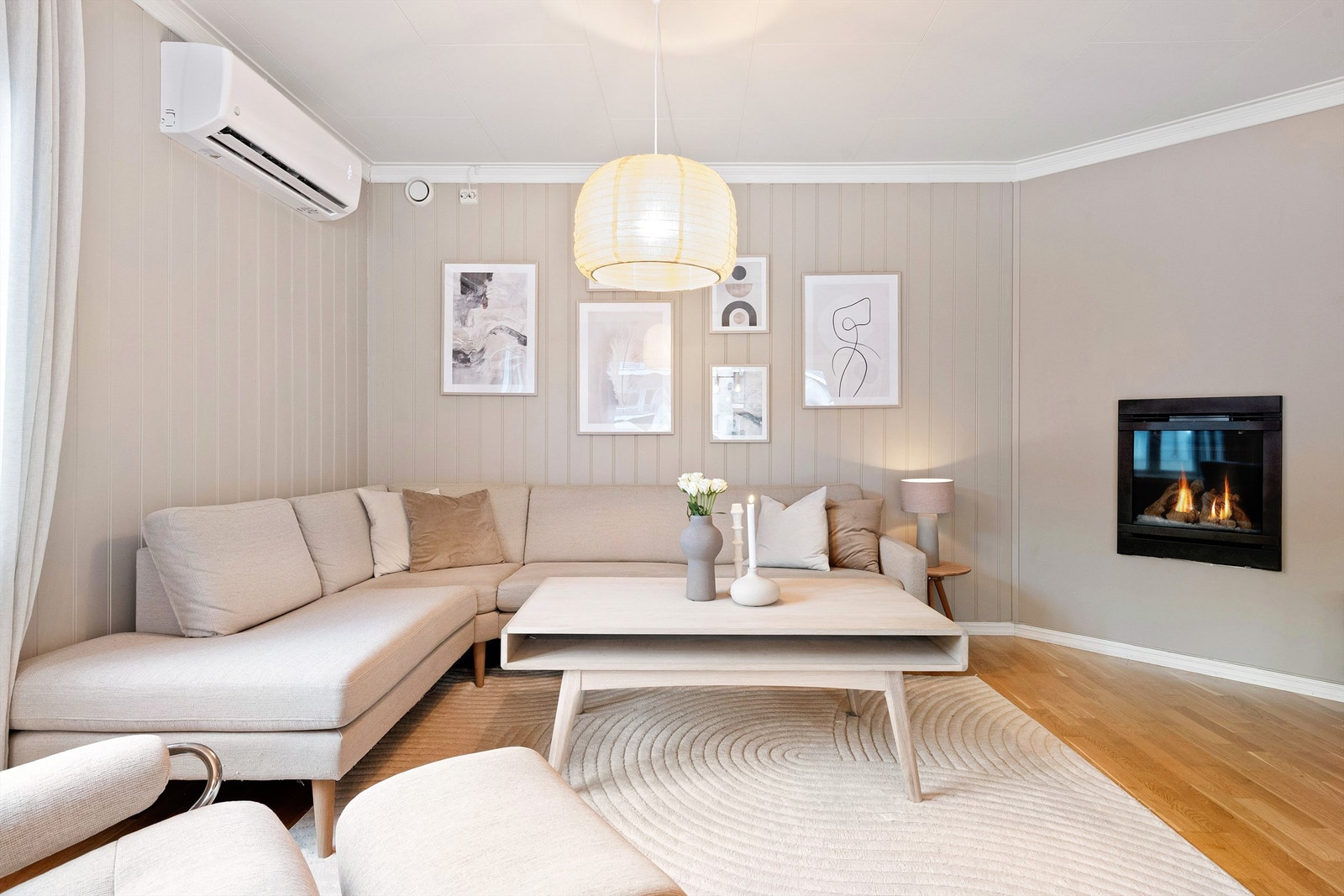 Rommet har nøytrale overflater, noe som gjør det enkelt å supplere med egne møbler og tekstiler. Galleribilde