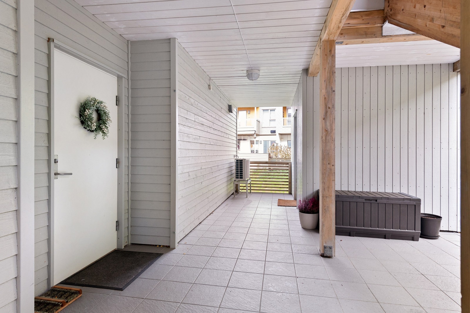 Ved inngangspartiet finner du en utvendig bod på ca. 6 kvm, som er isolert i nyere tid. Galleribilde