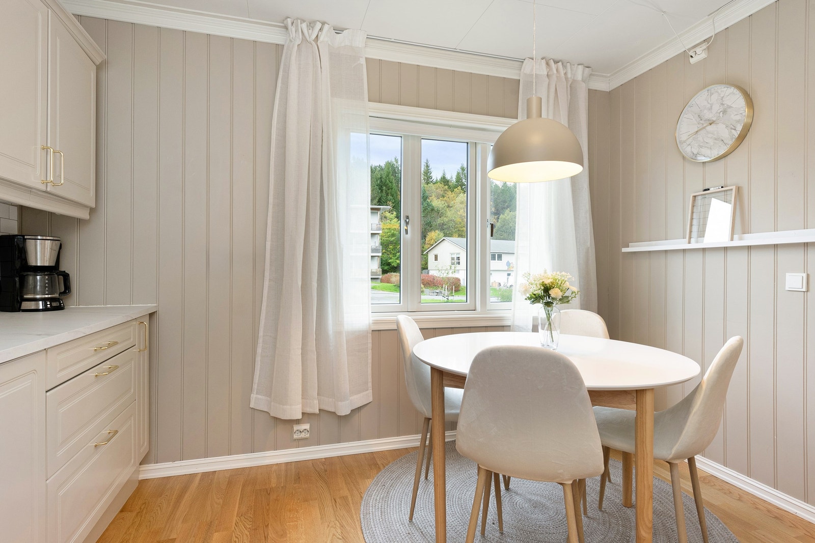 Kjøkkenet har god plass til en spisegruppe. Galleribilde