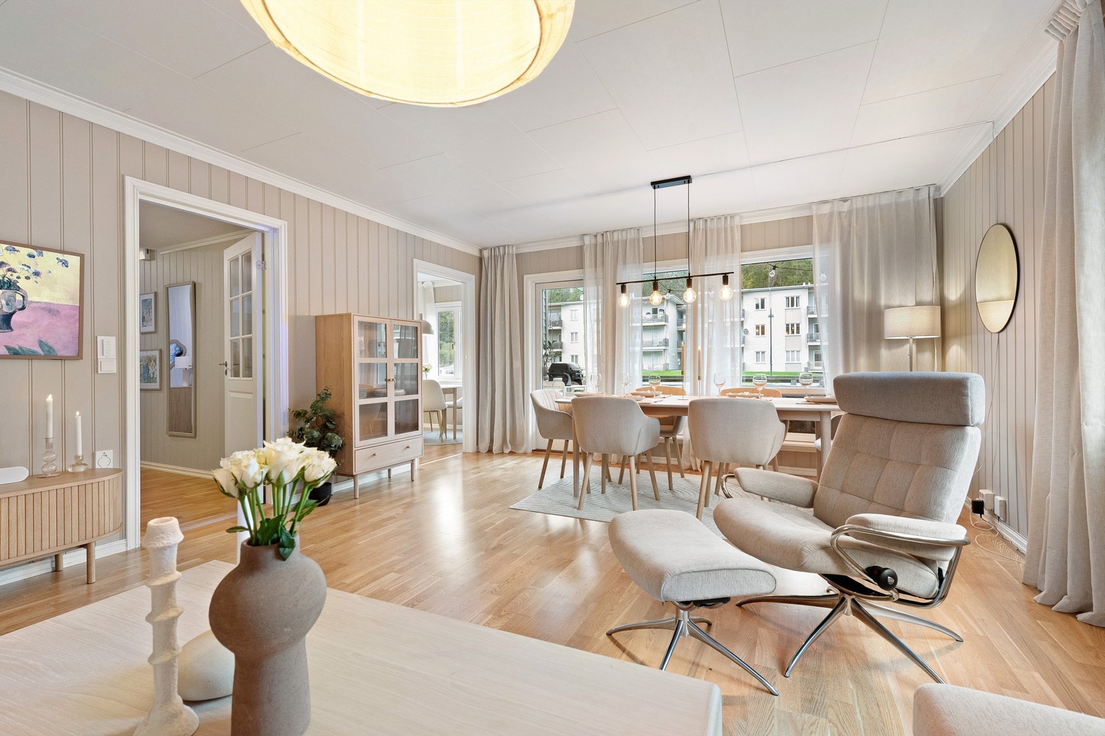 Store vindusflater mot både nord og øst gir godt med naturlig lysinnslipp i stuen. Galleribilde