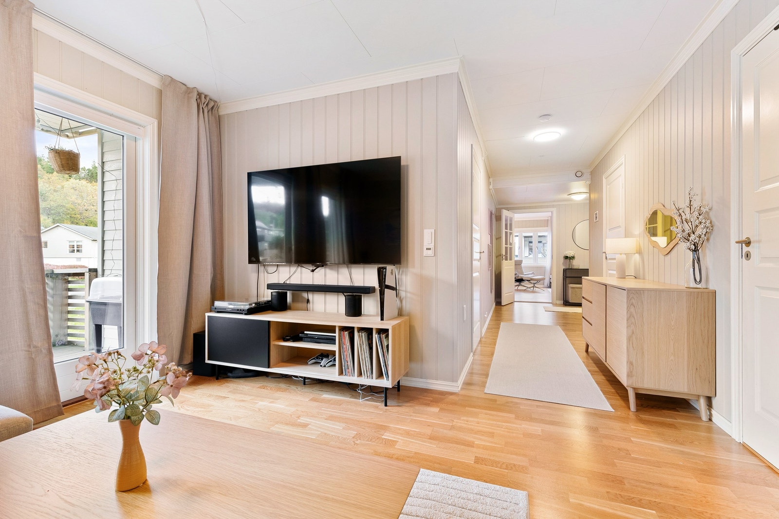 Videre inn i leiligheten møter du en koselig TV-stue, et perfekt sted for avslapning og hyggelige kvelder. Galleribilde