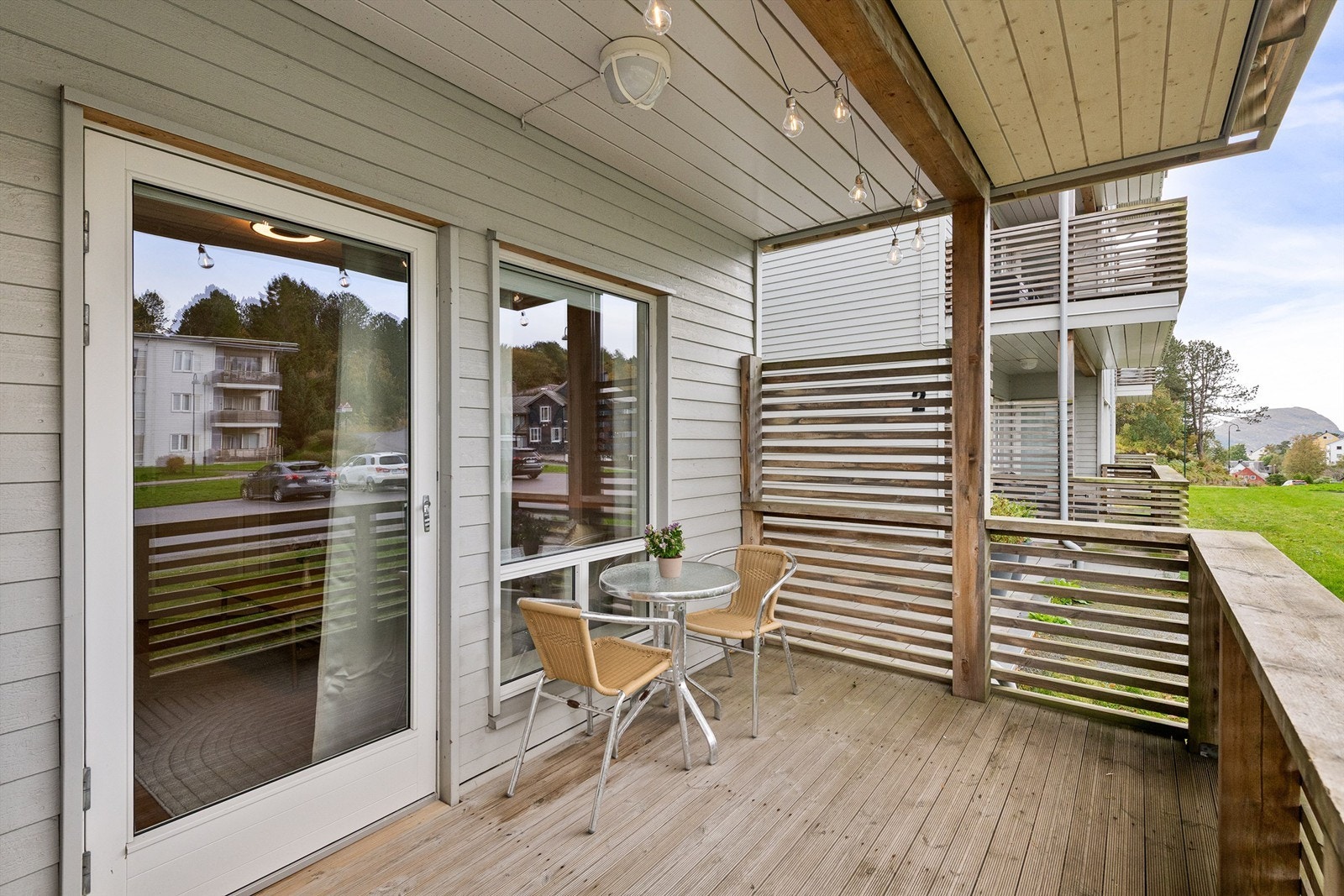 Fra TV-stuen kommer du ut til leilighetens andre terrasse, som er på 7 kvm. Galleribilde