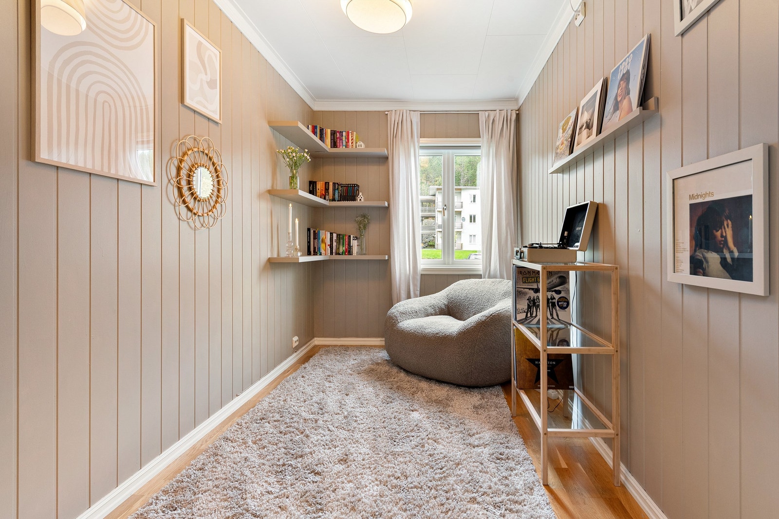 Med tre gode soverom som ligger skjermet fra oppholdsarealene, har leiligheten en gjennomtenkt og funksjonell planløsning. Galleribilde