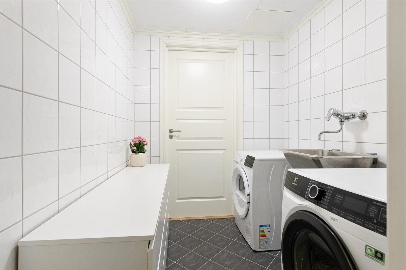 Vaskerommet er hensiktsmessig plassert ved inngangspartiet og har opplegg for vaskemaskin og vask. I tillegg ligger en bod på 4 kvm i tilknytning til vaskerommet, med gode lagringsmuligheter. Galleribilde