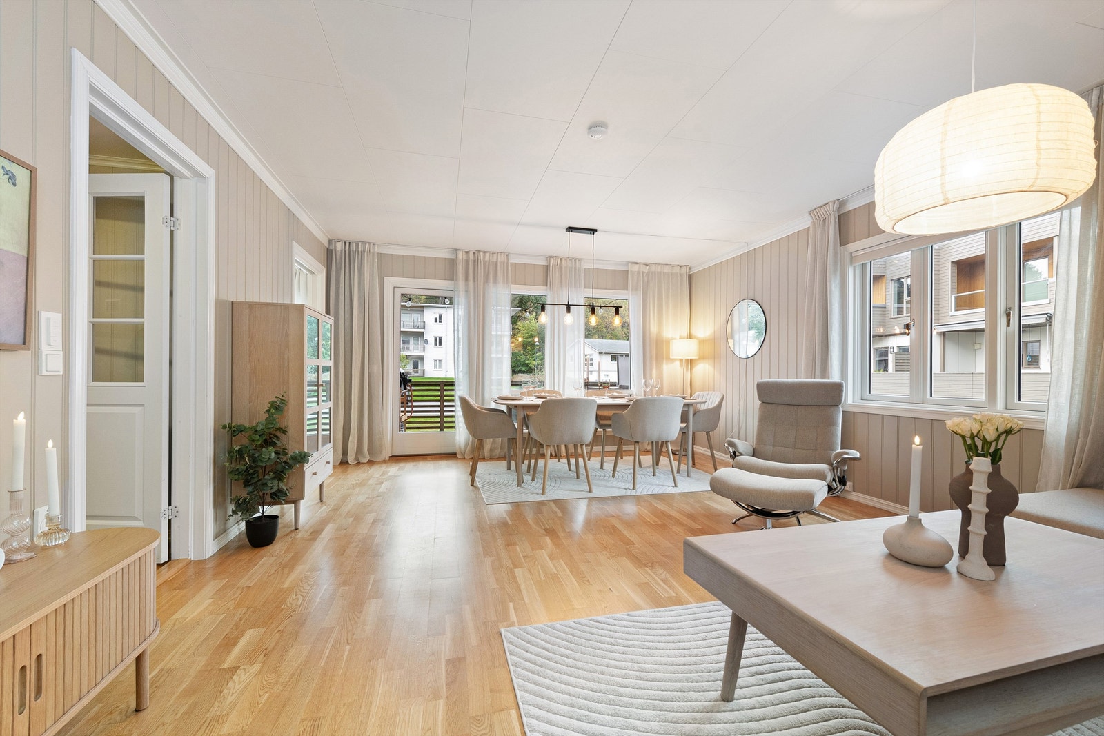 Den romslige stuen har lyse overflater og godt med plass til både sofagruppe og spisestue. Galleribilde