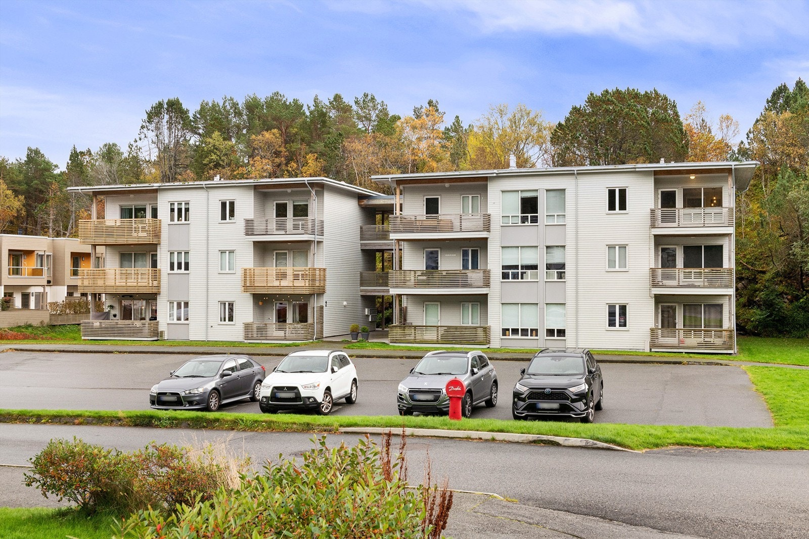 I tillegg til garasjeplass er det gode muligheter for parkering utenfor boligen. Galleribilde