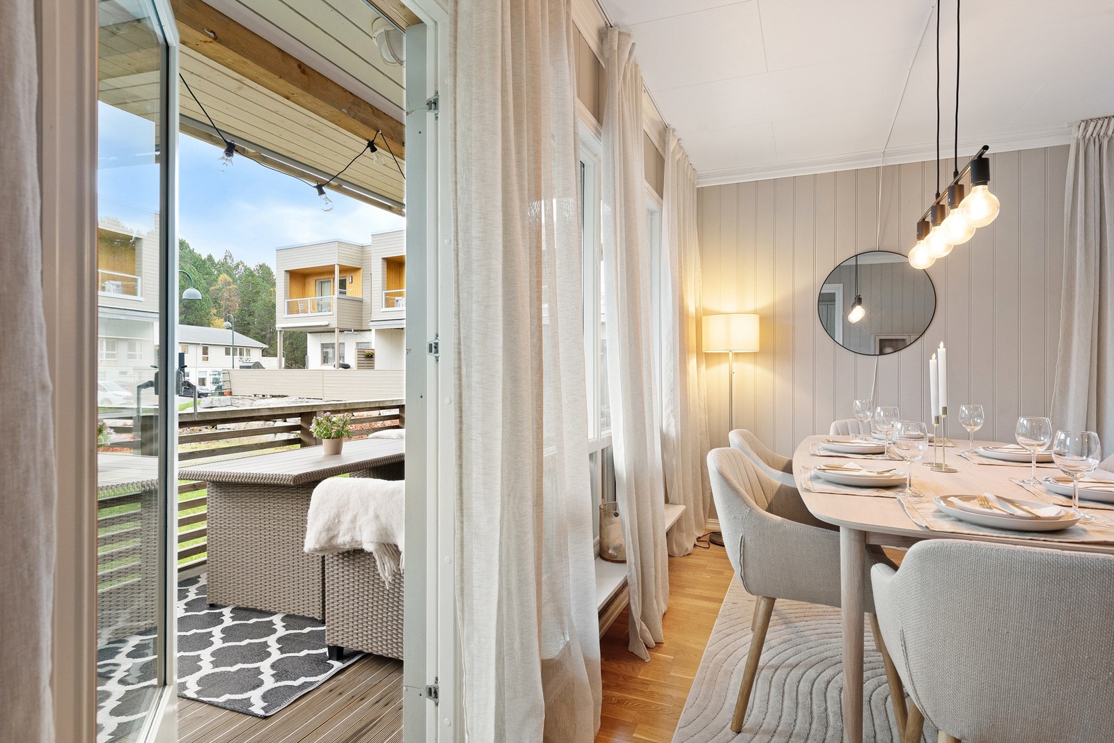 Fra stuen er det utgang til terrasse på hele 9 kvm med god plass til ønsket utemøblement. Galleribilde