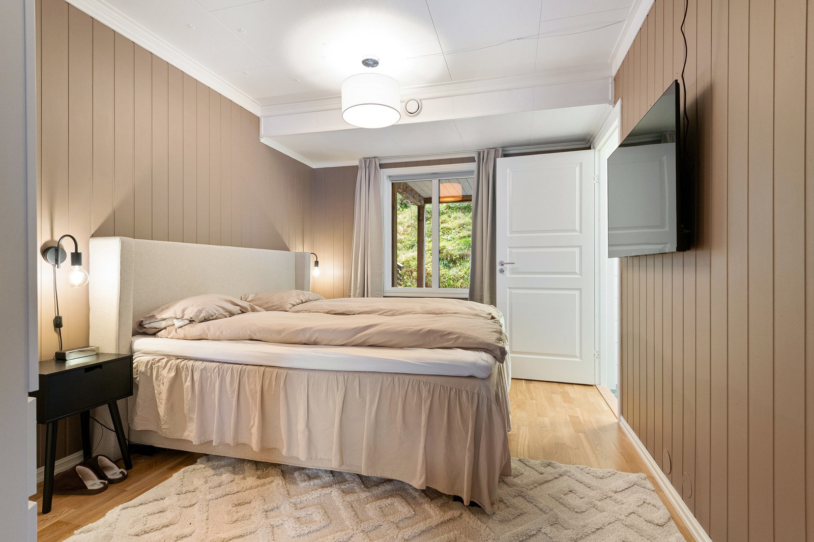 Hovedsoverommet, som måler 12 kvm, inkluderer garderobe og har adkomst til et eget, tilknyttet baderom. Galleribilde