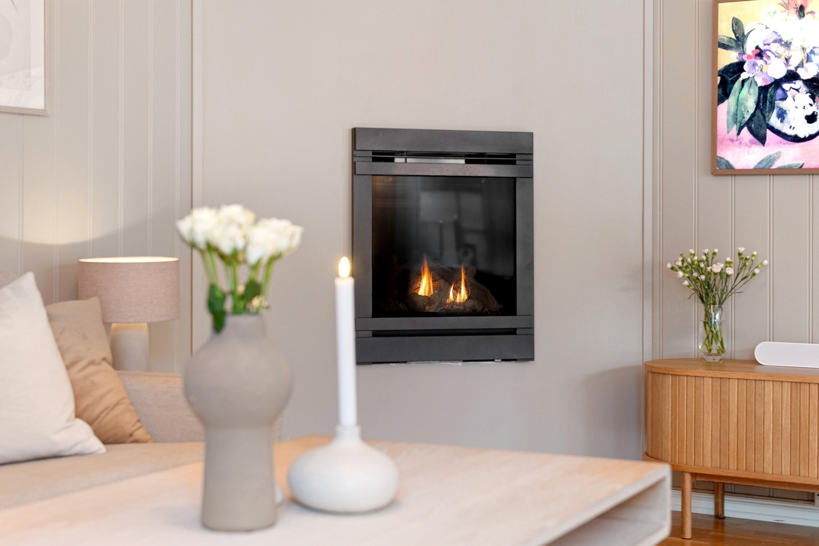 Stuen har en lun og stilren gasspeis som gir behagelig varme når temperaturene faller. Galleribilde