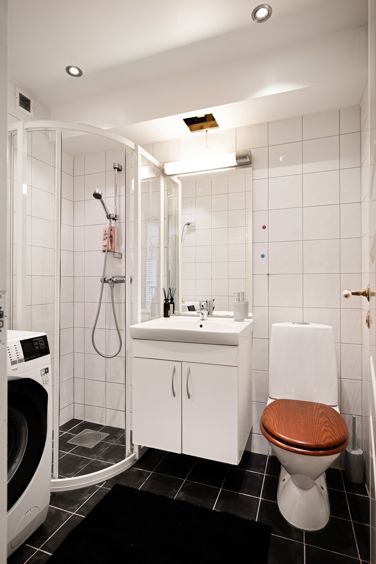 Det flislagte badet har plass til vaskemaskin Galleribilde