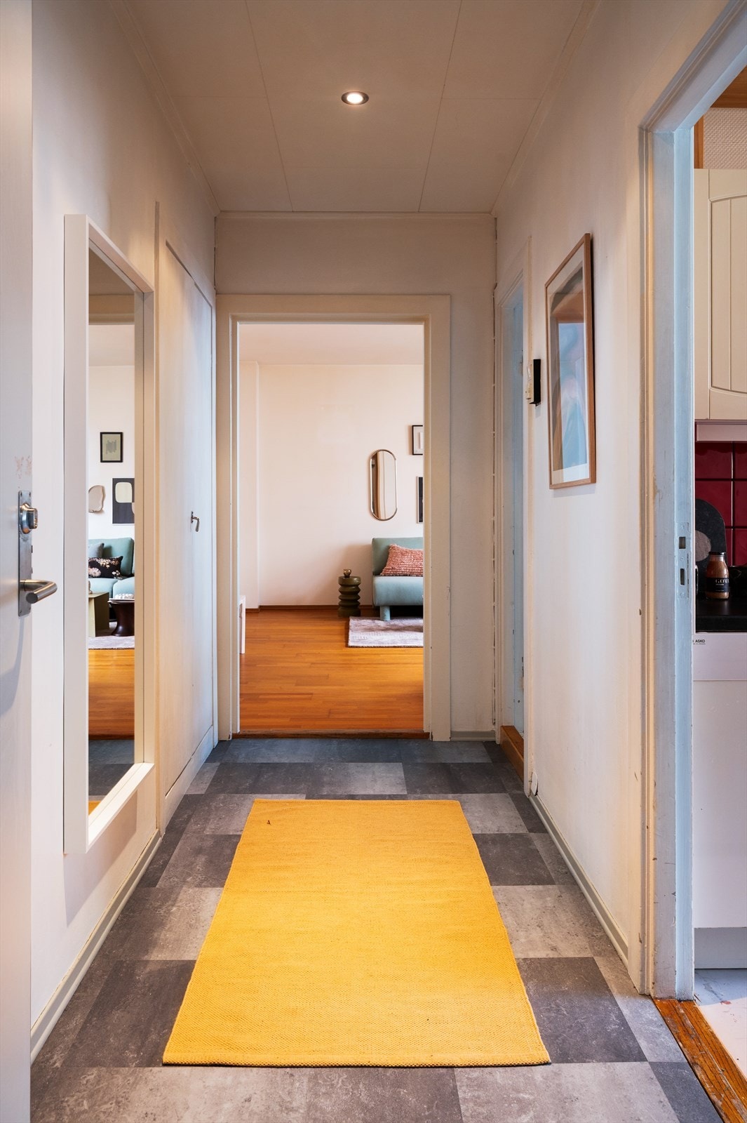 Lys og innbydende entré med god plass til oppheng av yttertøy og plassering av sko. Galleribilde