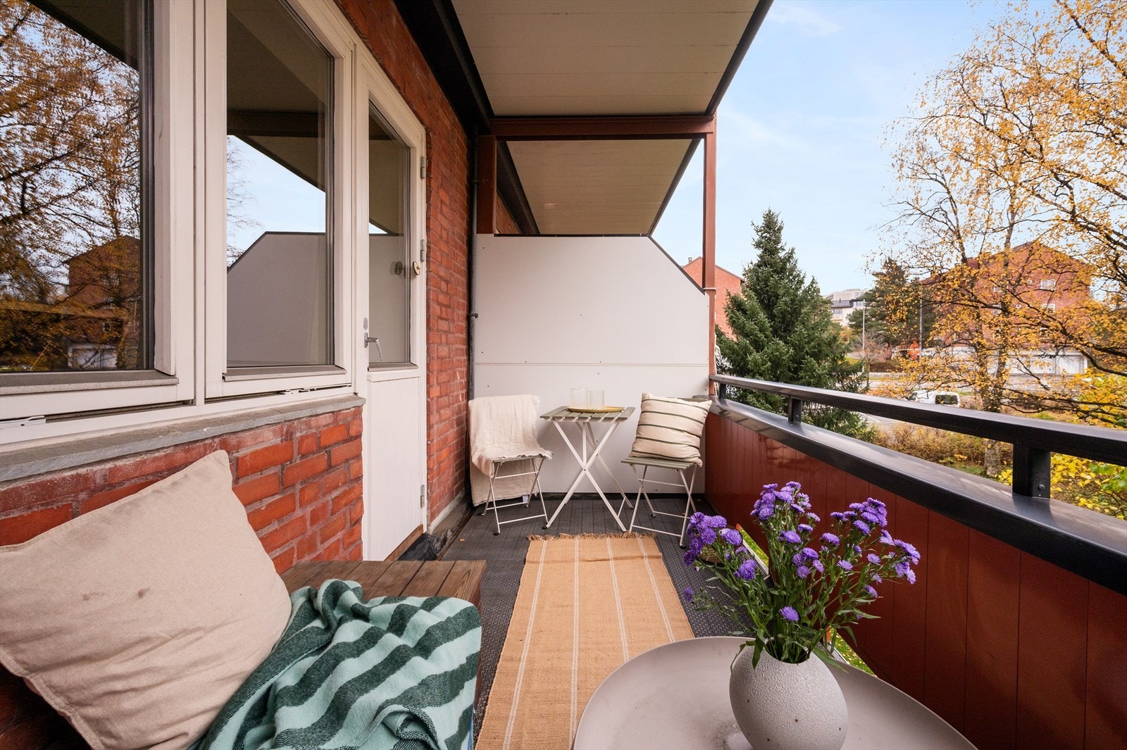 God plass til sittegrupper, koselig beplantning og grill. Galleribilde