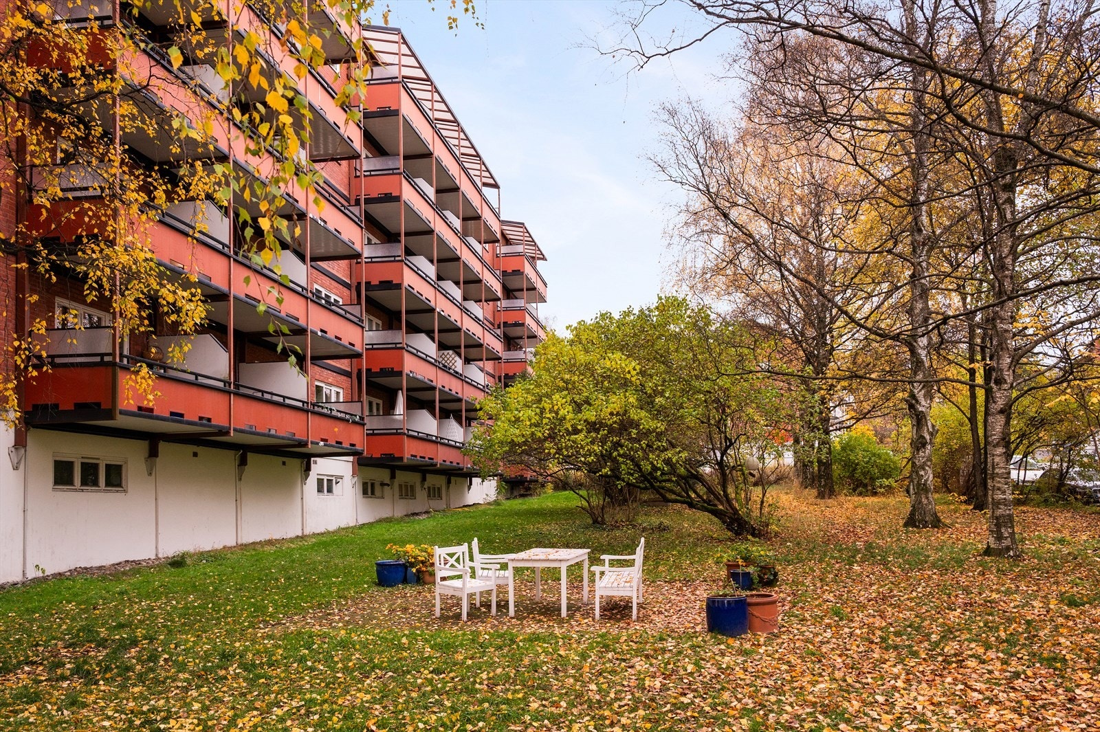 Fellesområde med gressplen og sittegruppe. Galleribilde