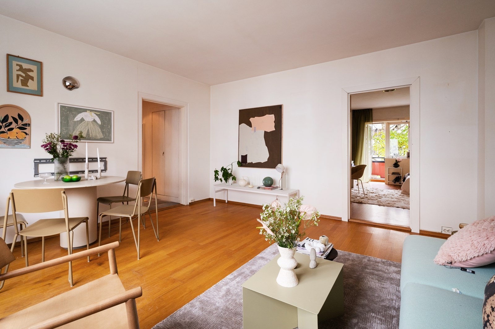 Stuen har også god plass til spisebord for hyggelig sammenkomster. Galleribilde