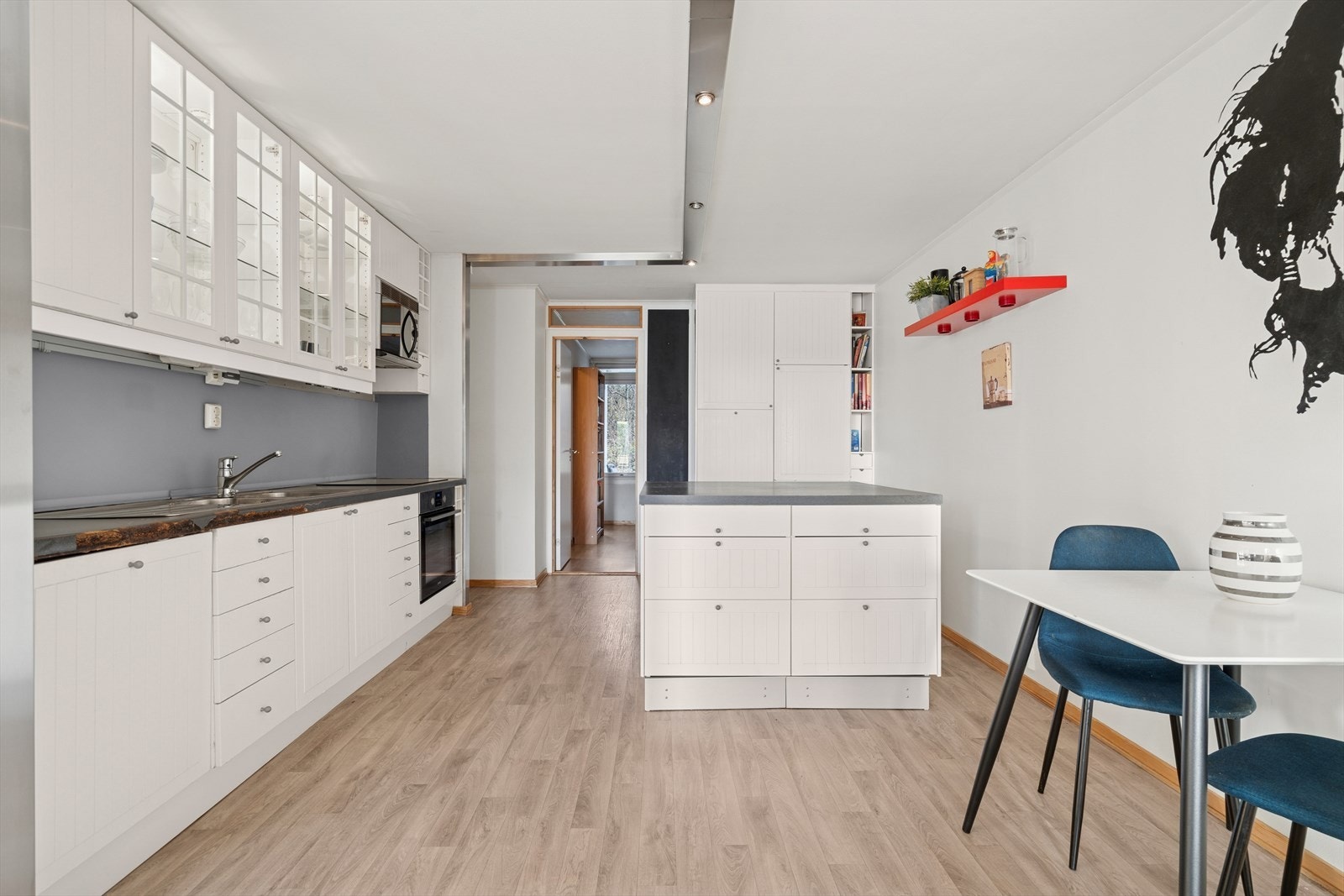 Kjøkken med lyse profilerte fronter og benkeplate i laminat - Det er svært godt med skap- og benkeplass Galleribilde