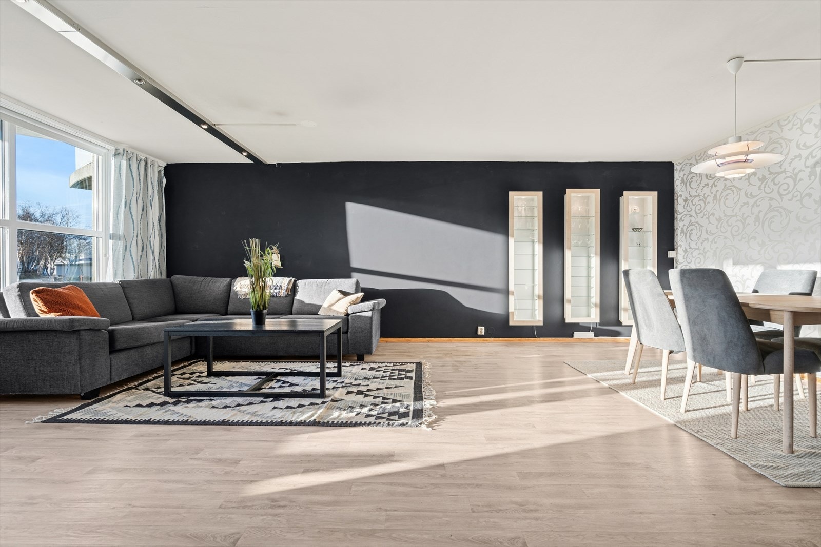 Rommet er utført med et pent laminatgulv og malte veggflater i ulike fargetoner - I tillegg er det tapetvegg ved spisestuen som gir en fin kontrast Galleribilde