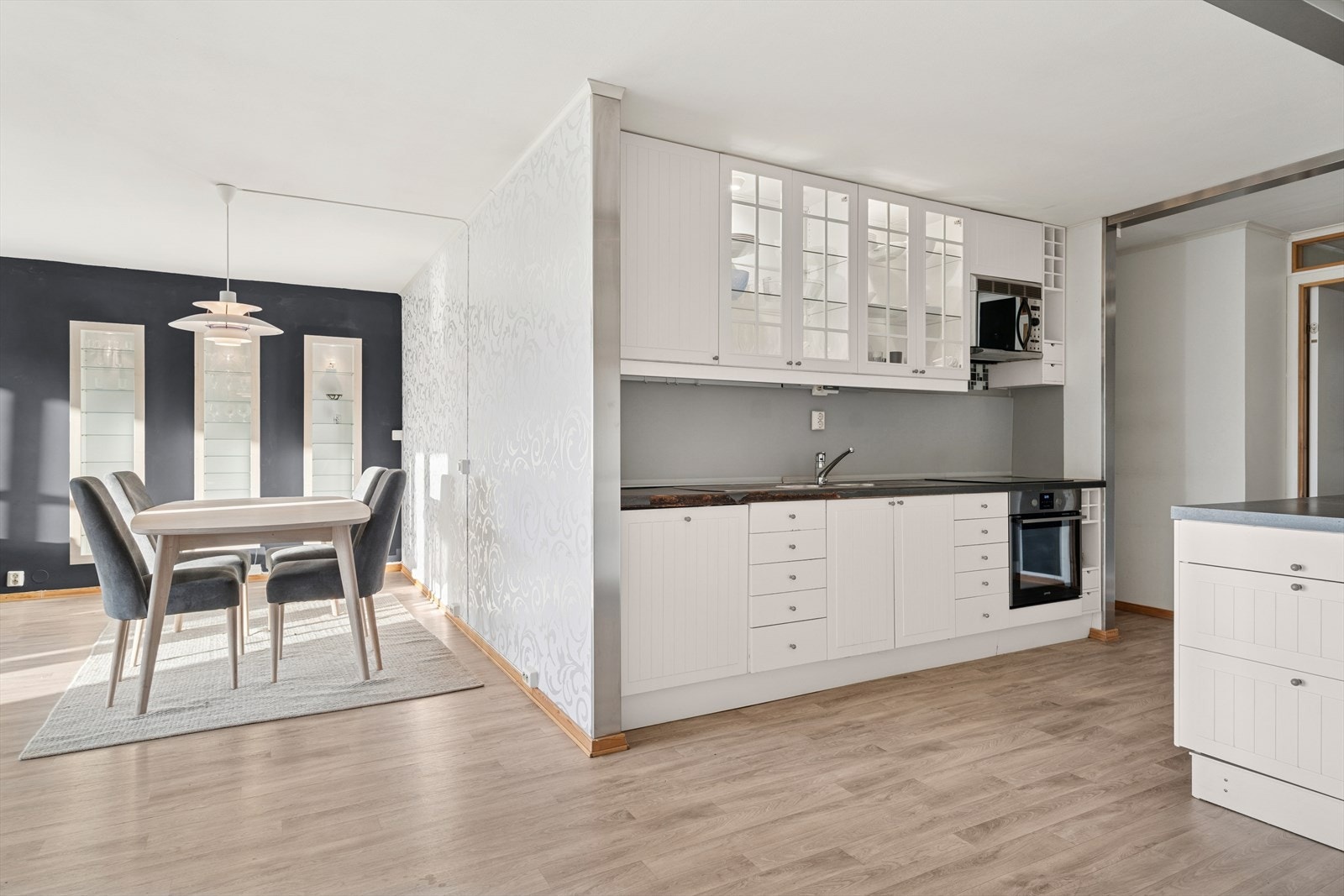 Spisestuen er strategisk plassert i nærheten av kjøkkenet og i 2023 ble det lagt opp for taklampe i spisestuen (lampe medfølger ikke) Galleribilde