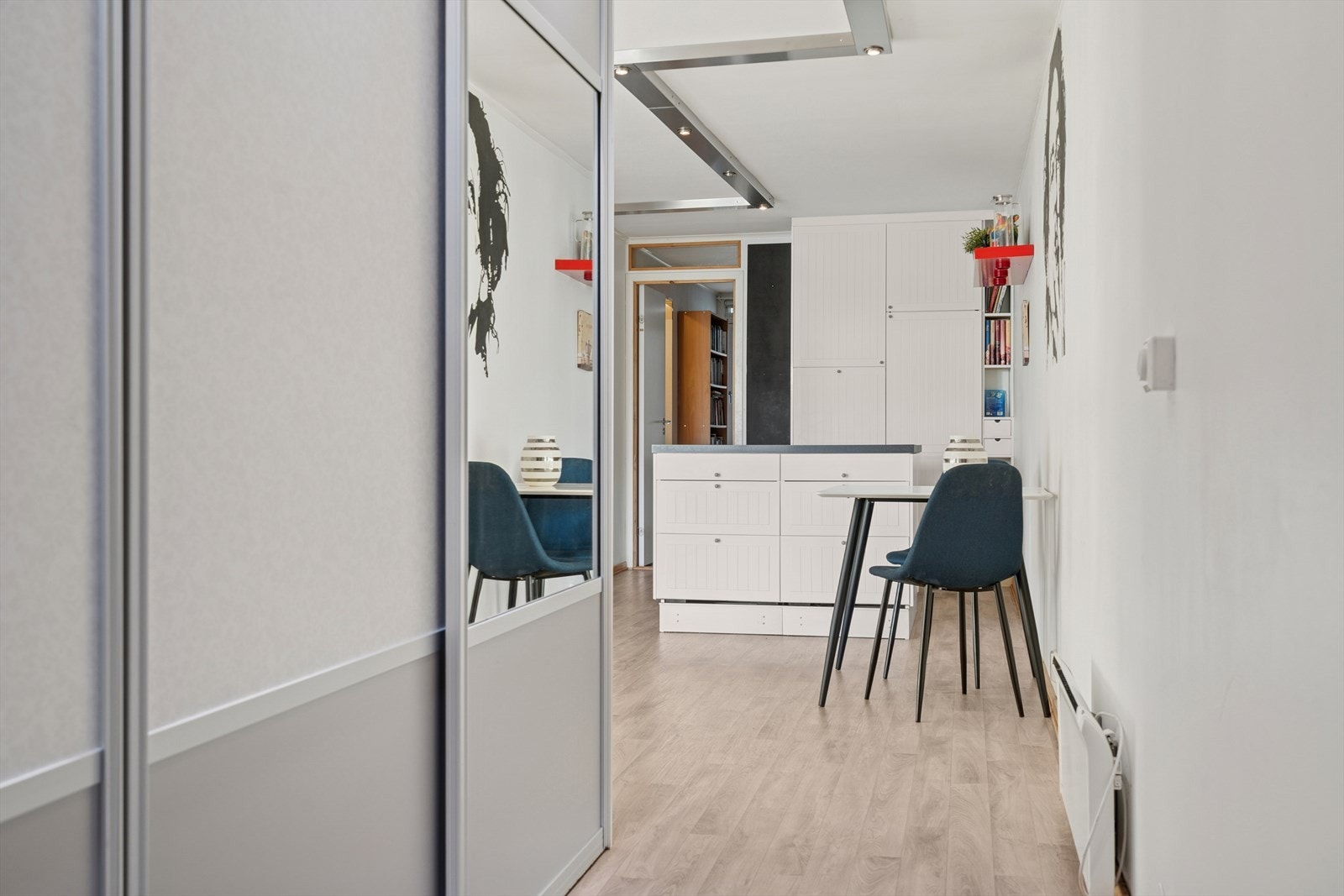 Du ønskes velkommen inn i en hyggelig entrè utstyrt med en praktisk skyvedørsgarderobe Galleribilde