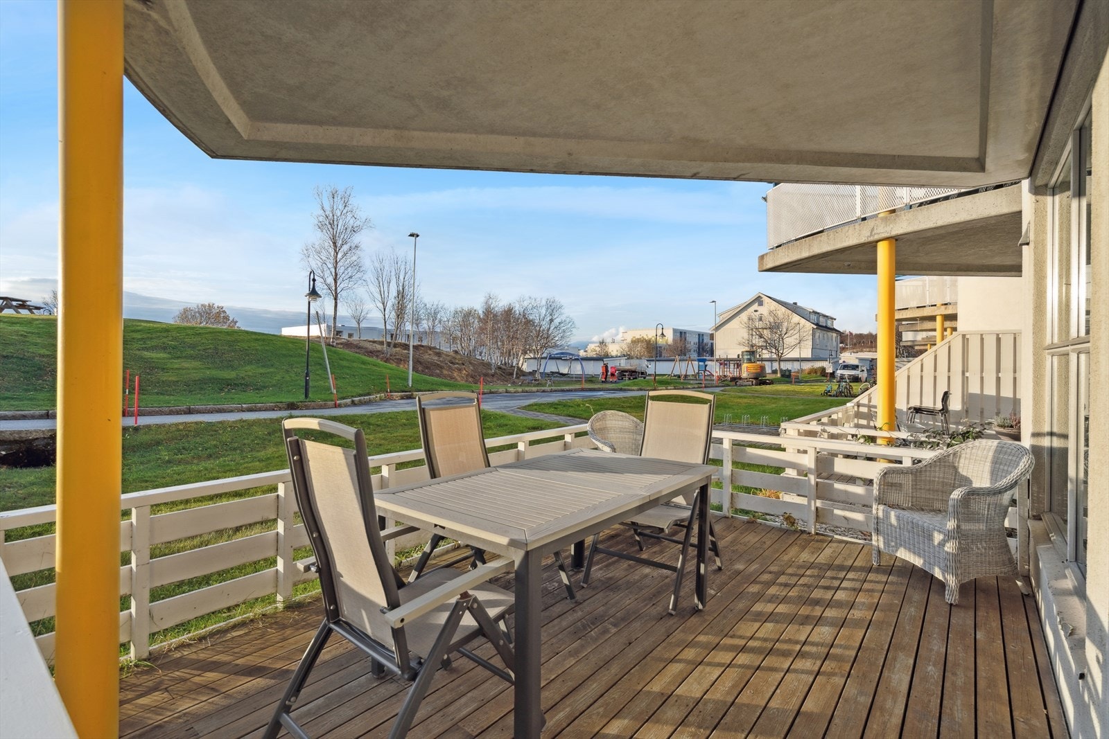 Leiligheten ligger fint plassert på bakkeplan med en solrik sørvendt terrasse, samt nordvendt terrasse Galleribilde