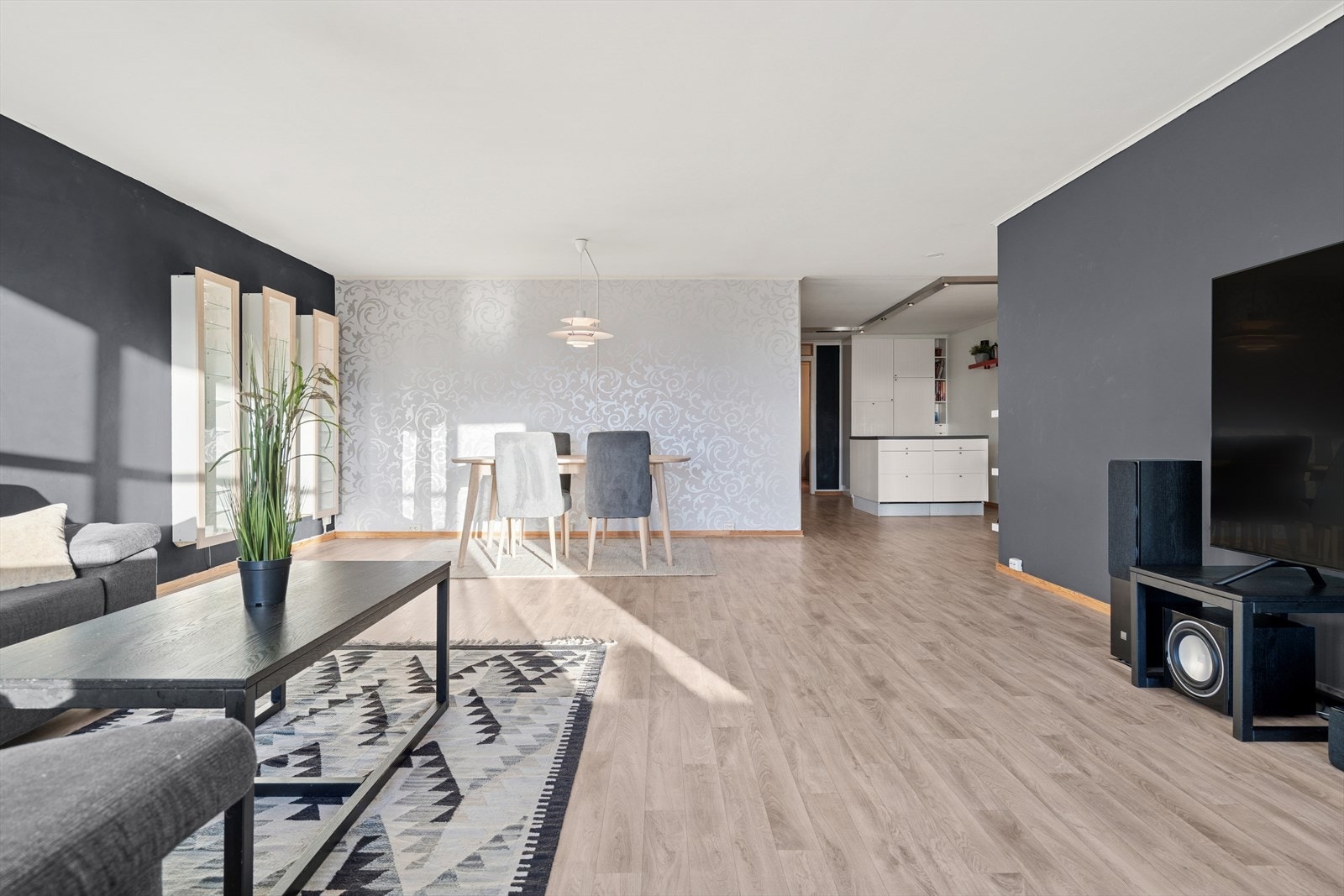 Stuen er møbleringsvennlig utformet med plass til både sofakrok og spisegruppe Galleribilde