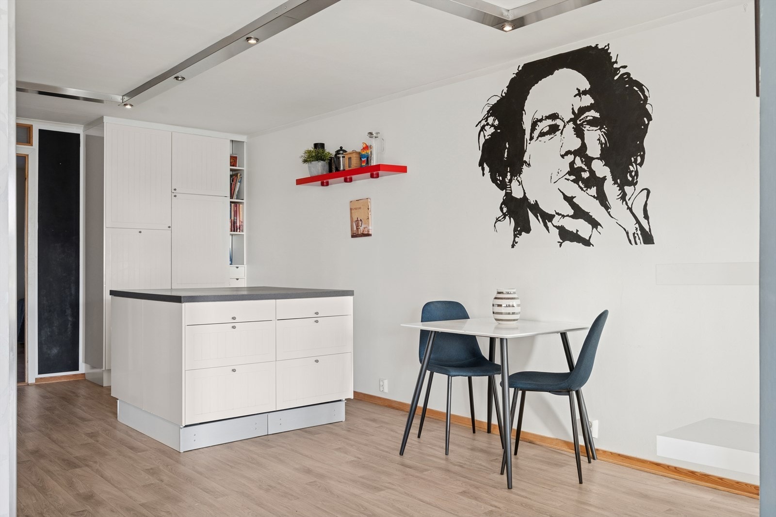 Ved behov får en også plass til et mindre spisebord inne på selve kjøkkenet Galleribilde