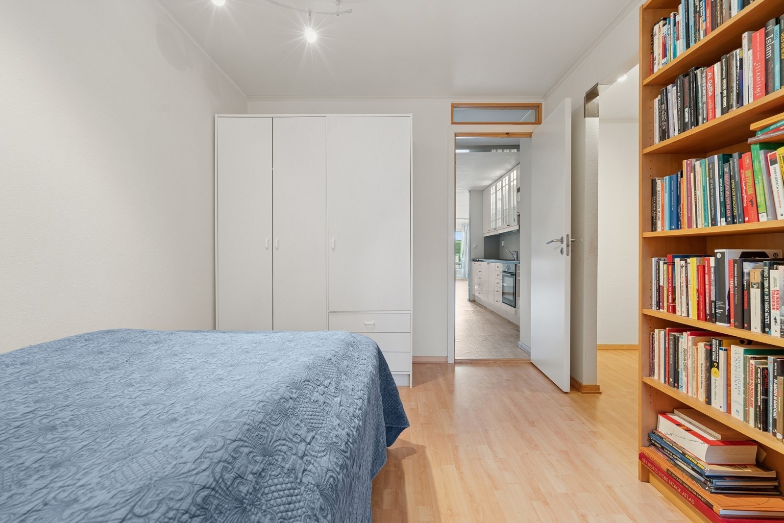 Soverom I - Hovedsoverommet er utført i lyse toner og gir deg god plass til dobbeltseng Galleribilde