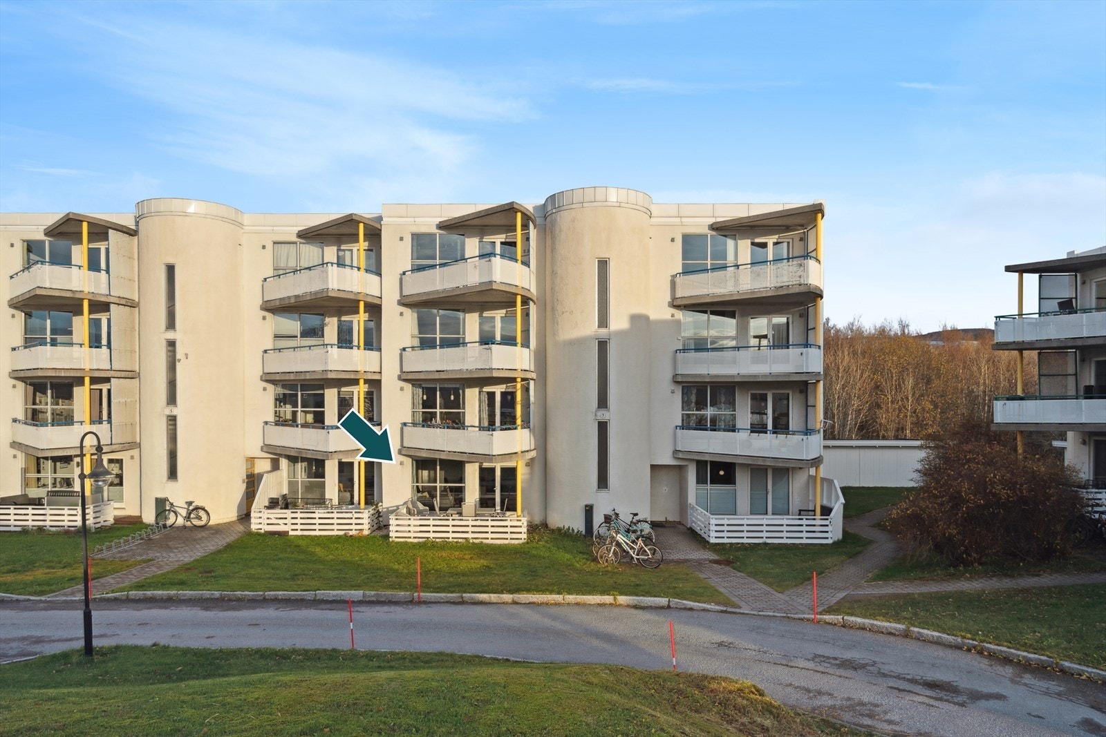 Borettslaget har felles parkeringsplasser (uten faste plasser) og i tillegg er det sykkelparkering like utenfor døren Galleribilde