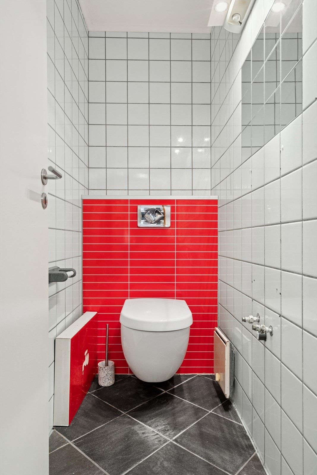 Vegghengt toalett utført i en sprek rødtone Galleribilde