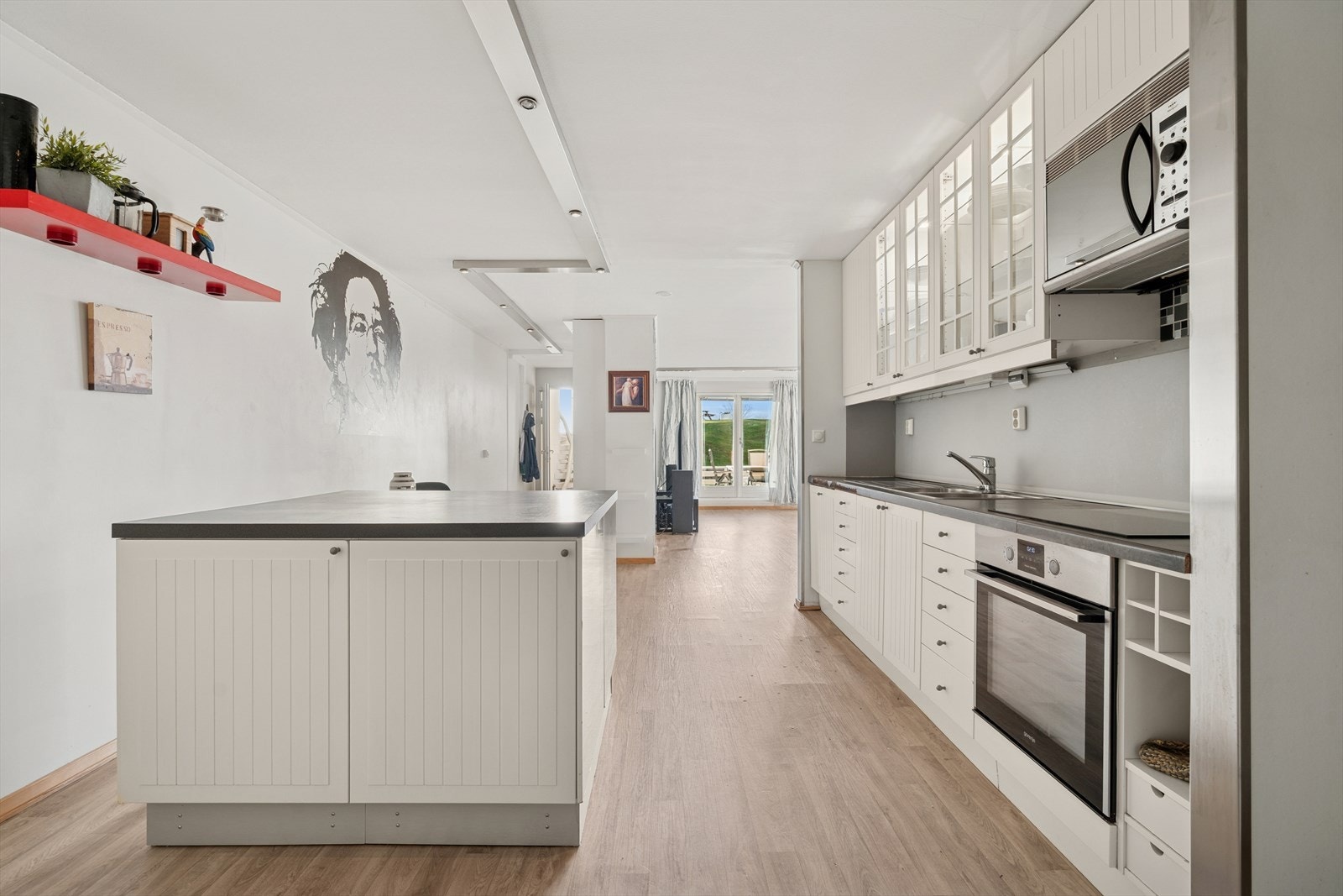 De integrerte hvitevarene medfølger og består av stekeovn, koketopp, mikro, oppvaskmaskin og kombiskap kjøl/frys Galleribilde