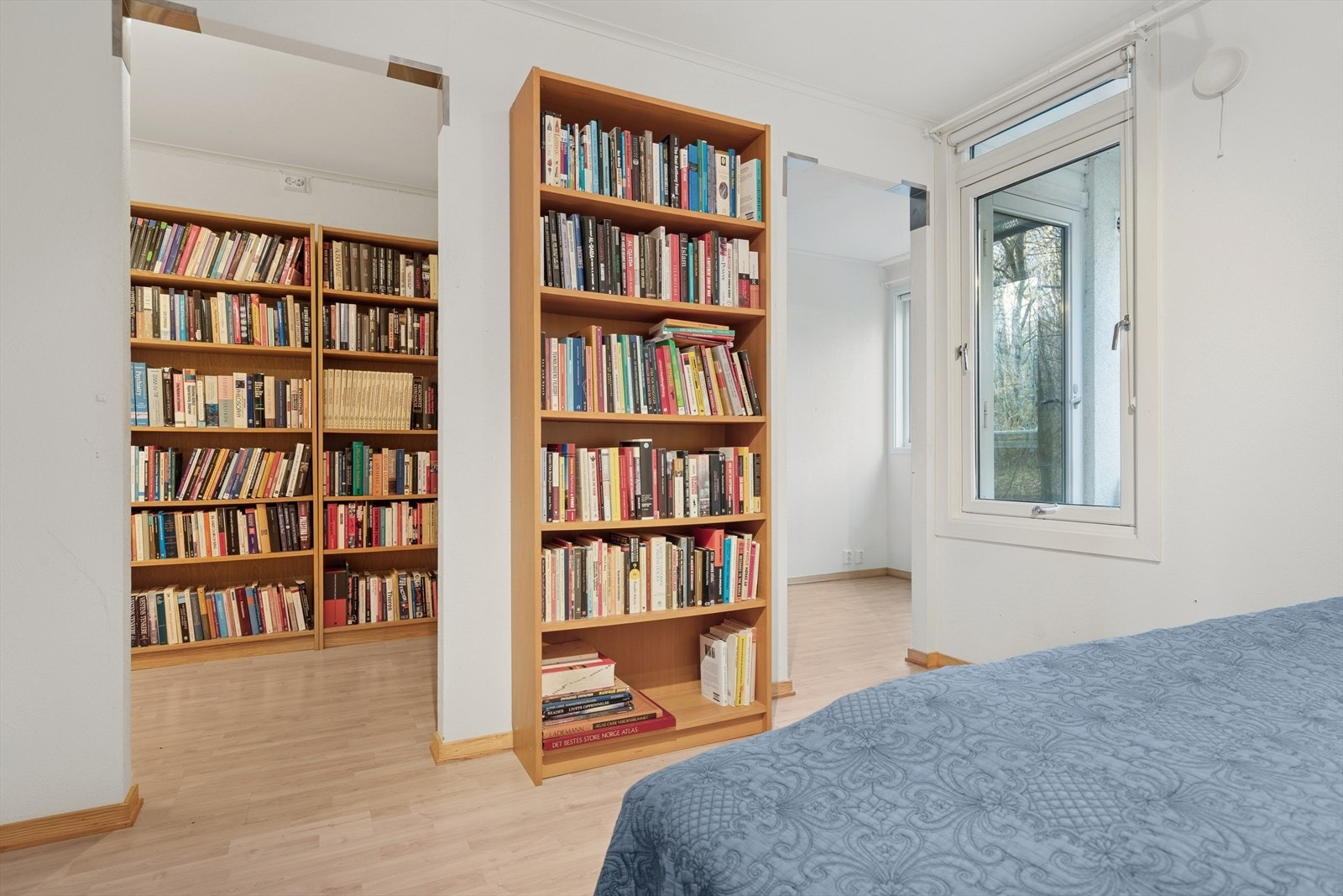 Soverom I - Herfra har du tilgang til bibliotek som fint kan nyttes som walk-in og til kontor Galleribilde