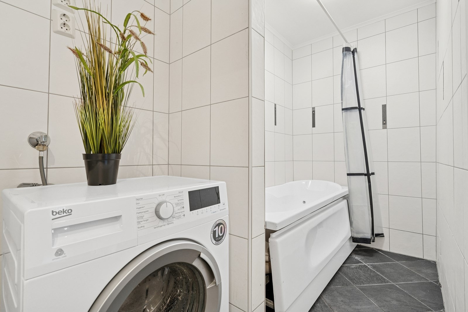 Her finner du badekar, baderomsinnredning, toalett og opplegg for vaskemaskin Galleribilde