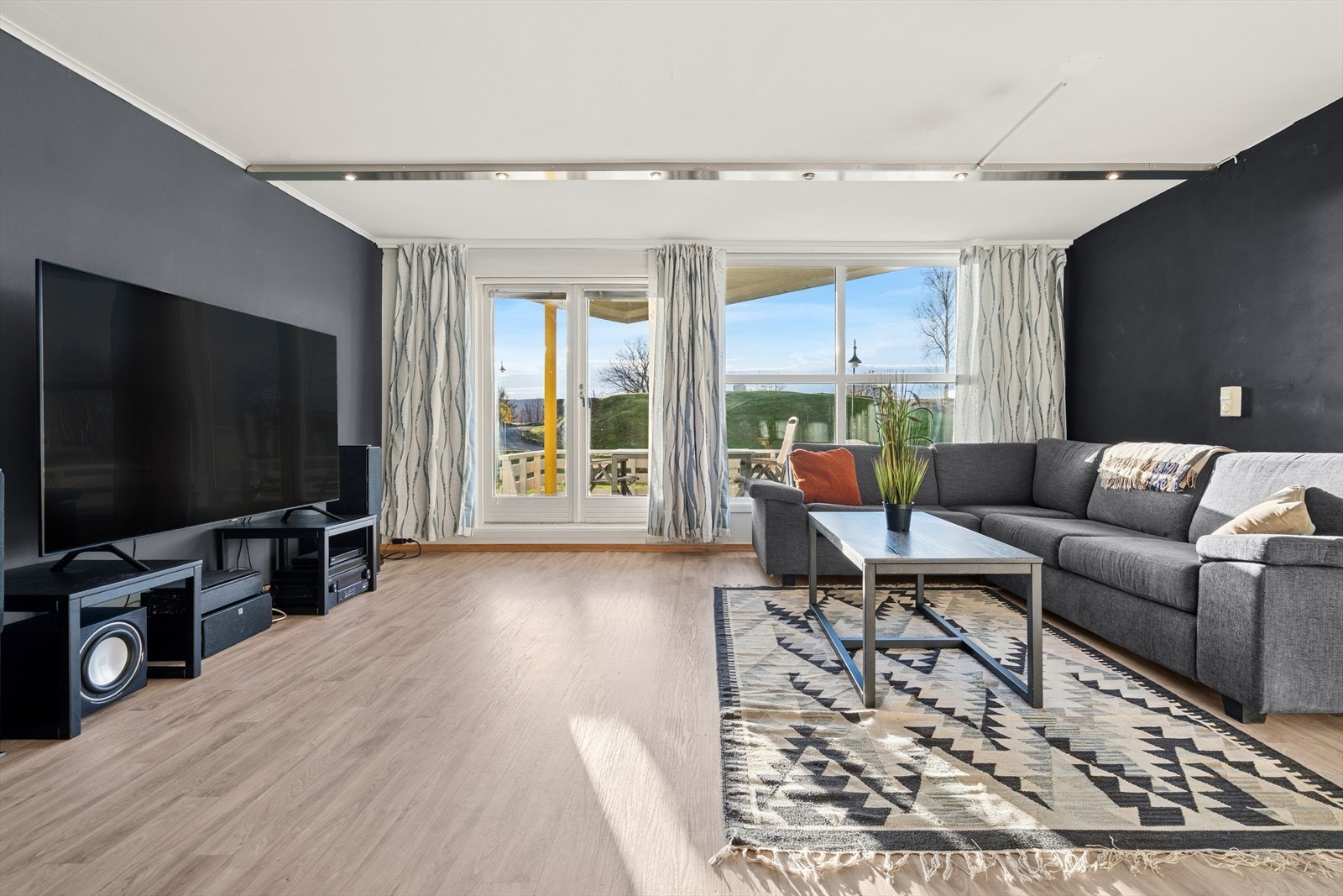 Stuen har store sørvendte vinduer som slipper inn mye lys og herfra er det også utgang til hovedterrassen Galleribilde