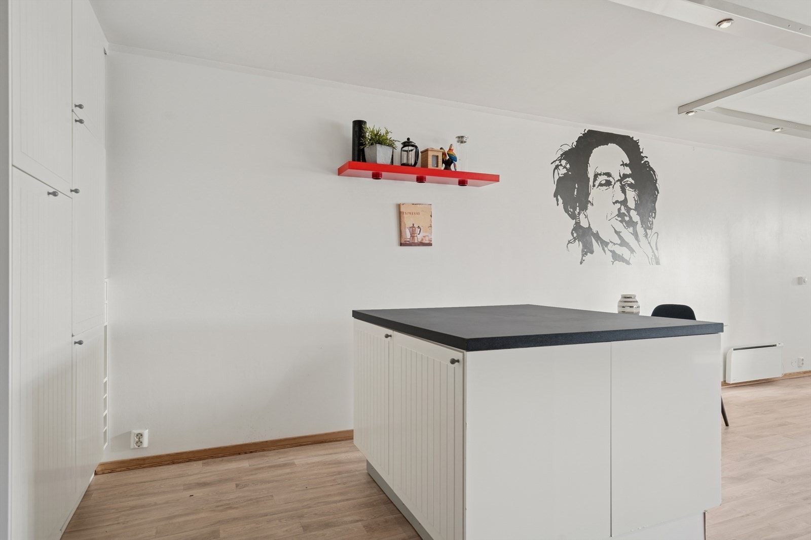 Kjøkkenøyen gir ekstra oppbevaringsplass og stor arbeidsflate Galleribilde