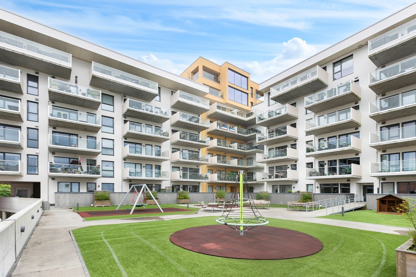 Lekeplass og fine uteområder i sameiet. Galleribilde