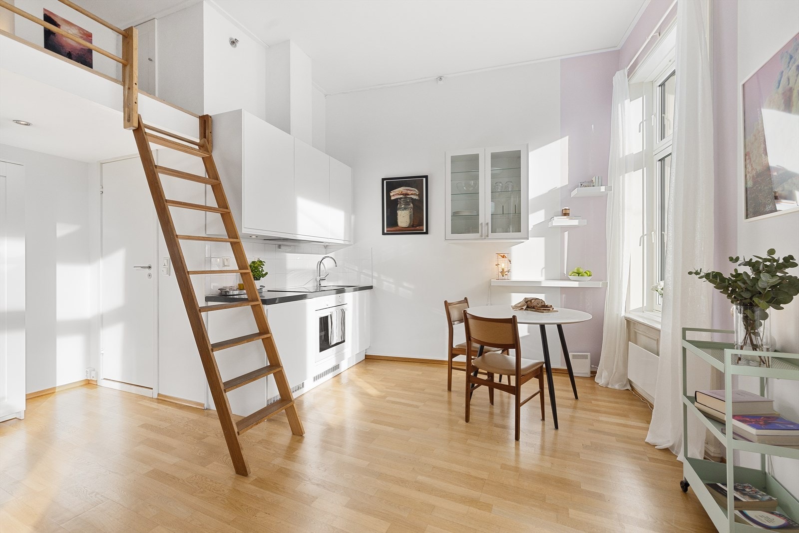 Herlig hjørneleilighet med store vindusflater, hems og generøs takhøyde på hele 3,28 meter. Galleribilde