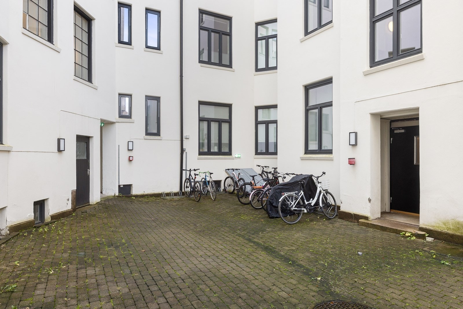 Lukket bakgård med sykkelparkering. Galleribilde