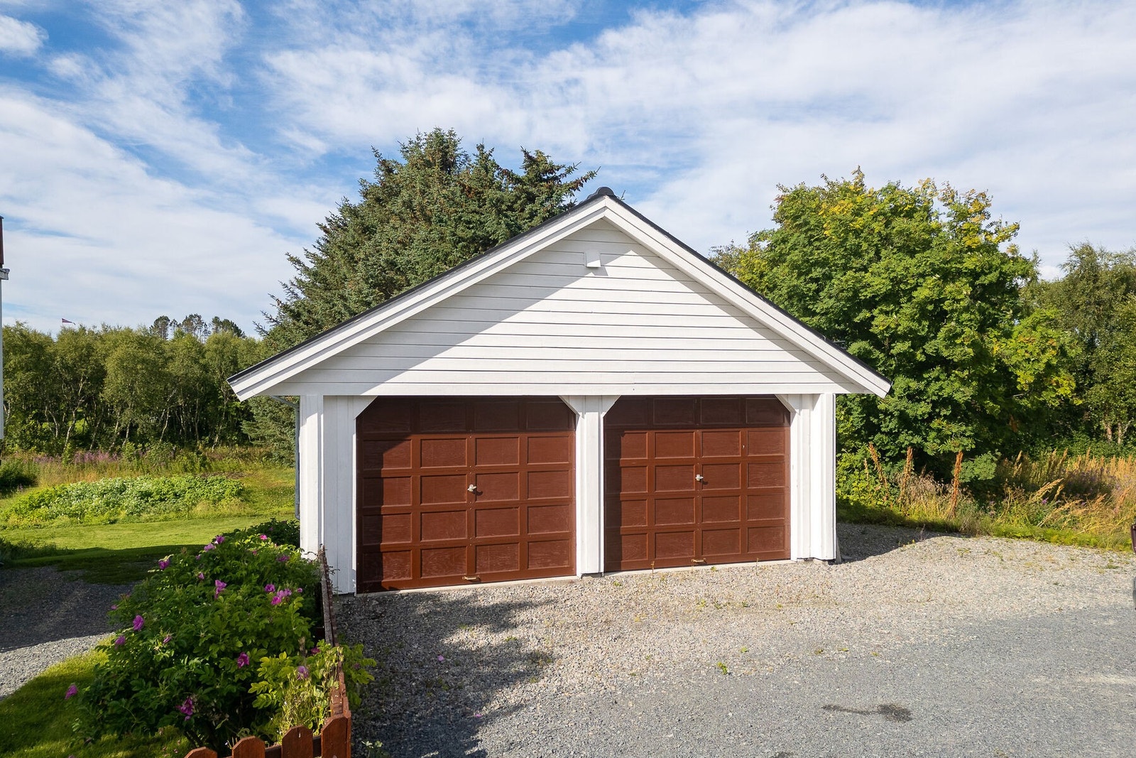 Frittstående dobbeltarasje gir trygg parkering og ekstra lagringsplass. Galleribilde