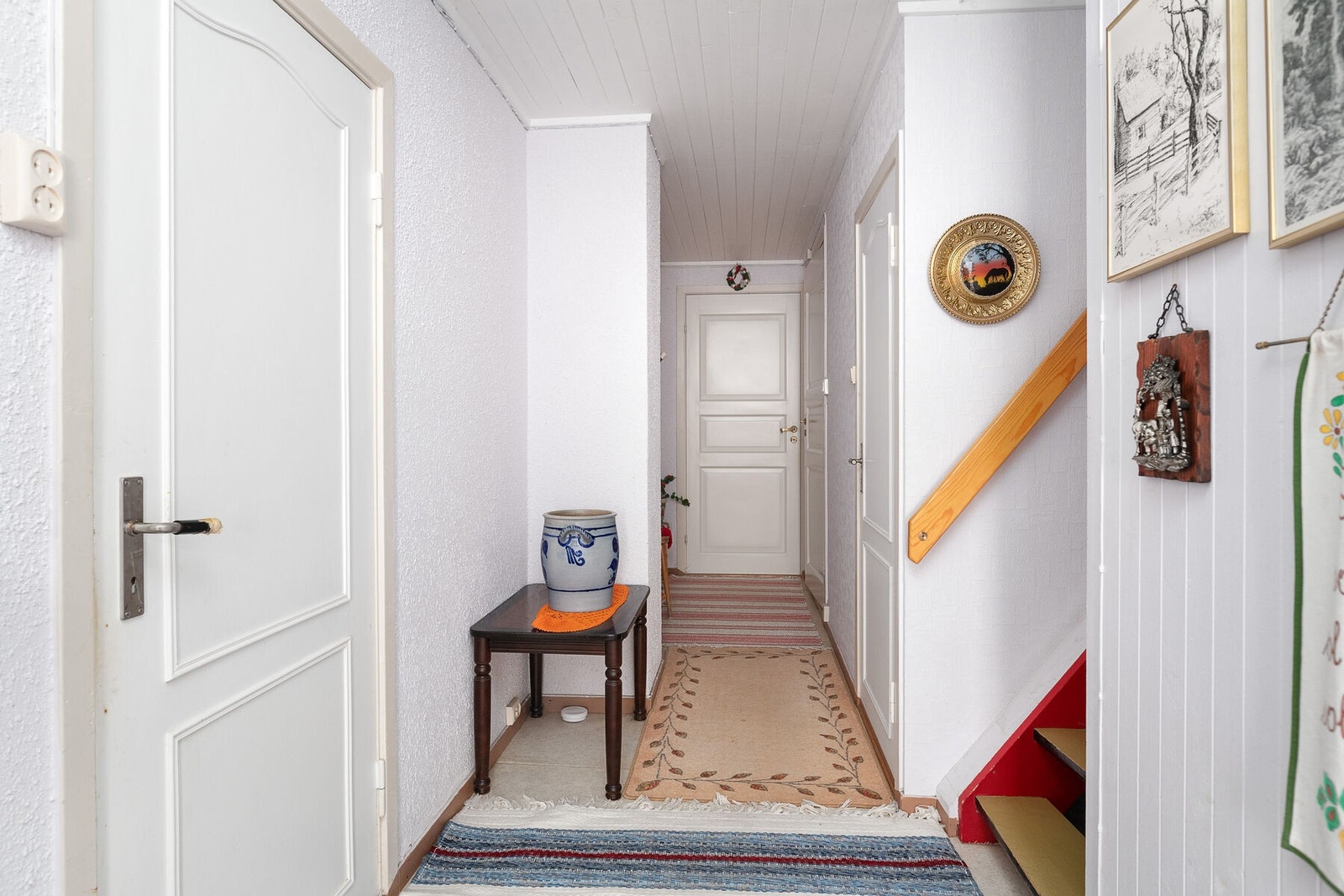 Gang i kjeller som leder til kjellerstue, bad, vaskerom/bod og bod. Galleribilde