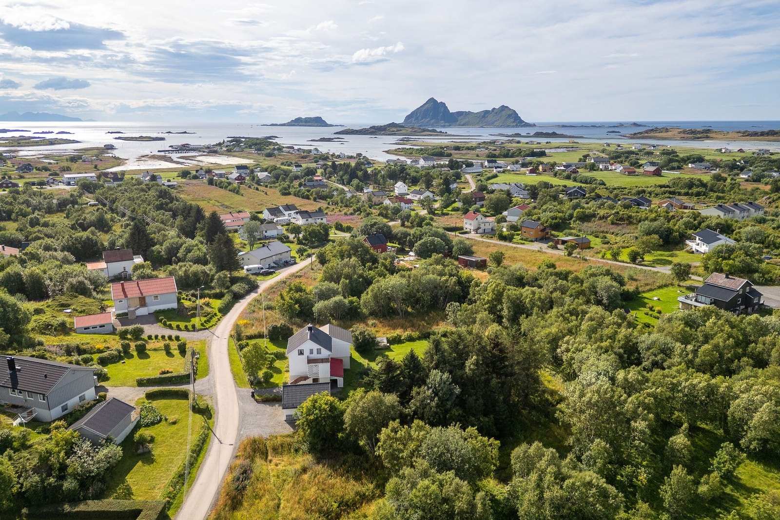 I nærområdet Steine/Vinje finner du bl.a. barneskole, barnehage, Bøhallen, fotballbane, volleyballbane, kiosk/diner, café, samt butikker og div. servicetilbud. Galleribilde