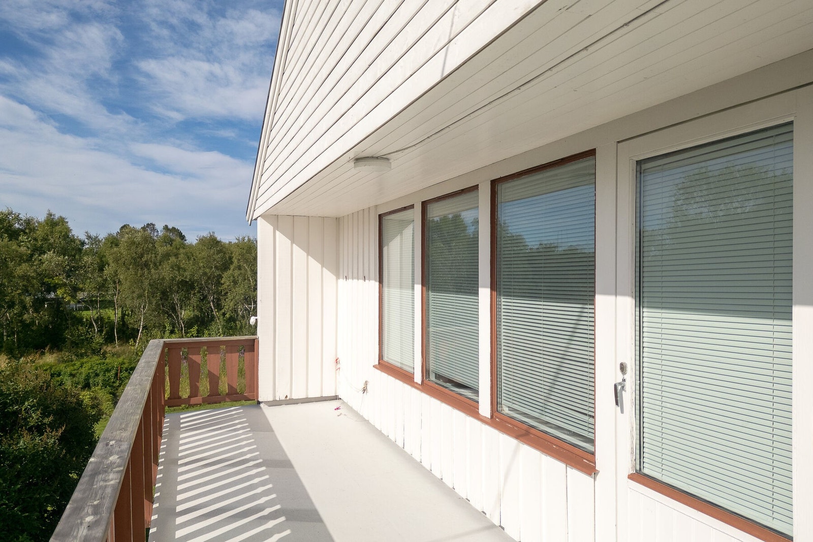 Solrik og lun terrasse vendt mot sørvest. Galleribilde