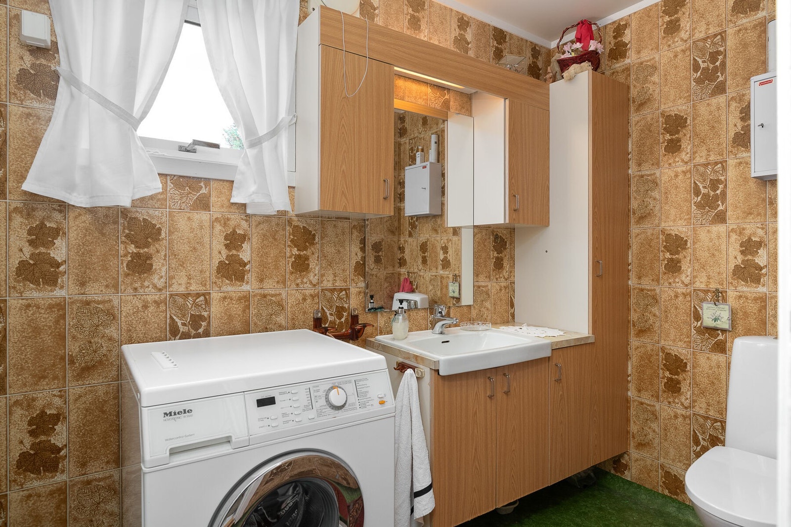 Bad/vaskerom fra byggeår 1959, med eldre standard og behov for oppgradering. Galleribilde