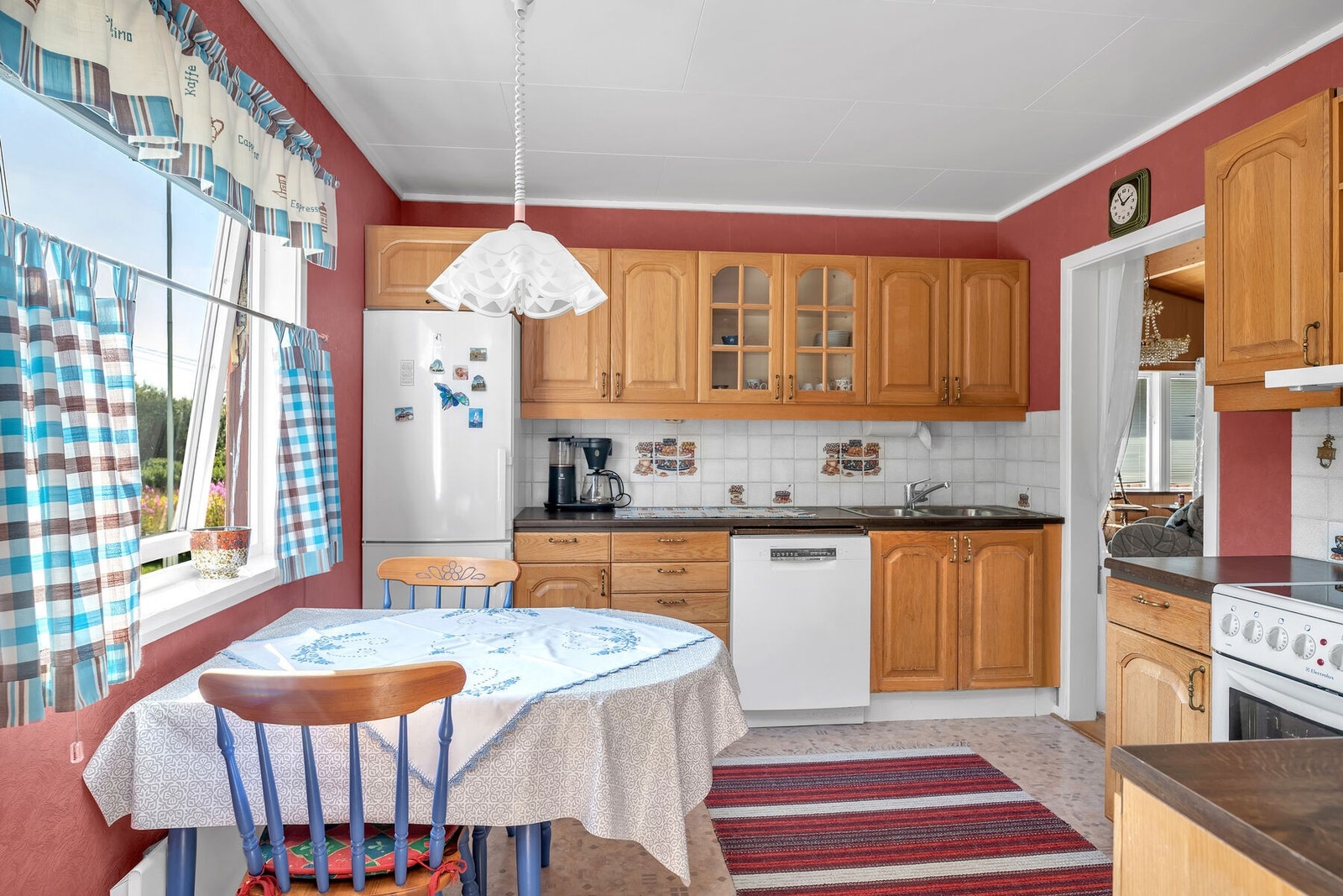 Kjøkkenet er fordelt på to seksjoner, og byr dermed på god skap- og benkeplass. Galleribilde