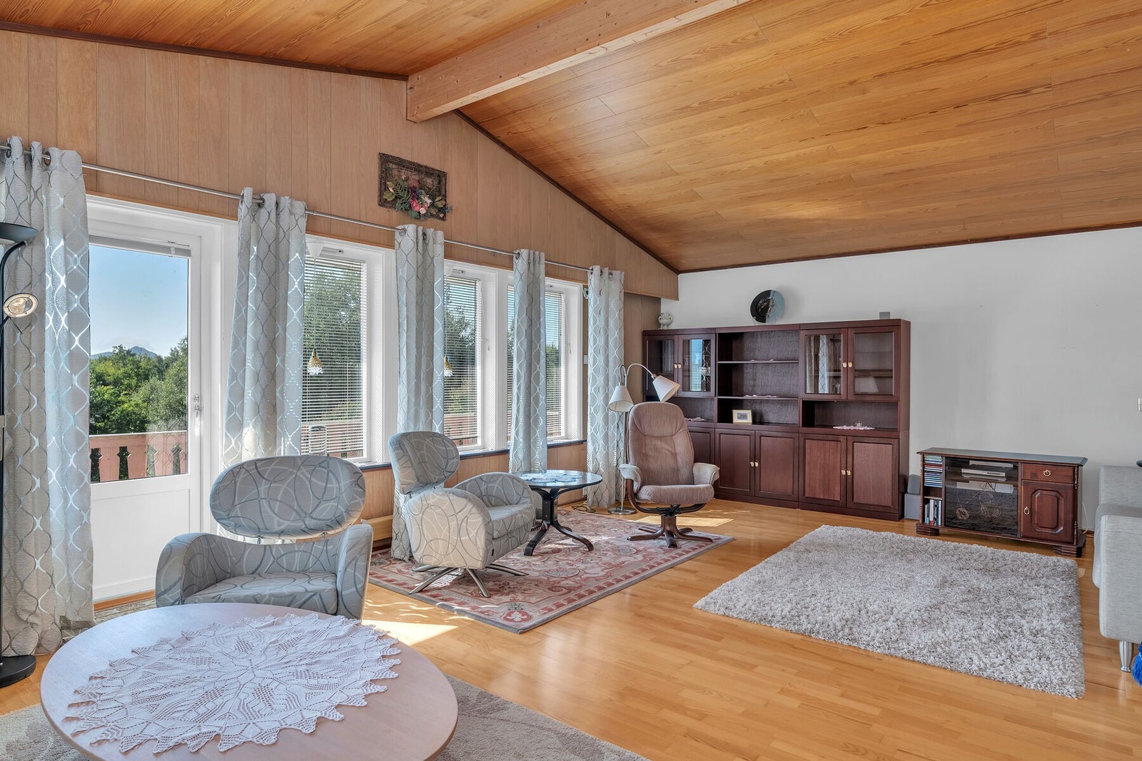 De store vindusflatene slipper inn rikelig med daglys, i tillegg til å gi pent utsyn mot natur og omgivelser. Galleribilde