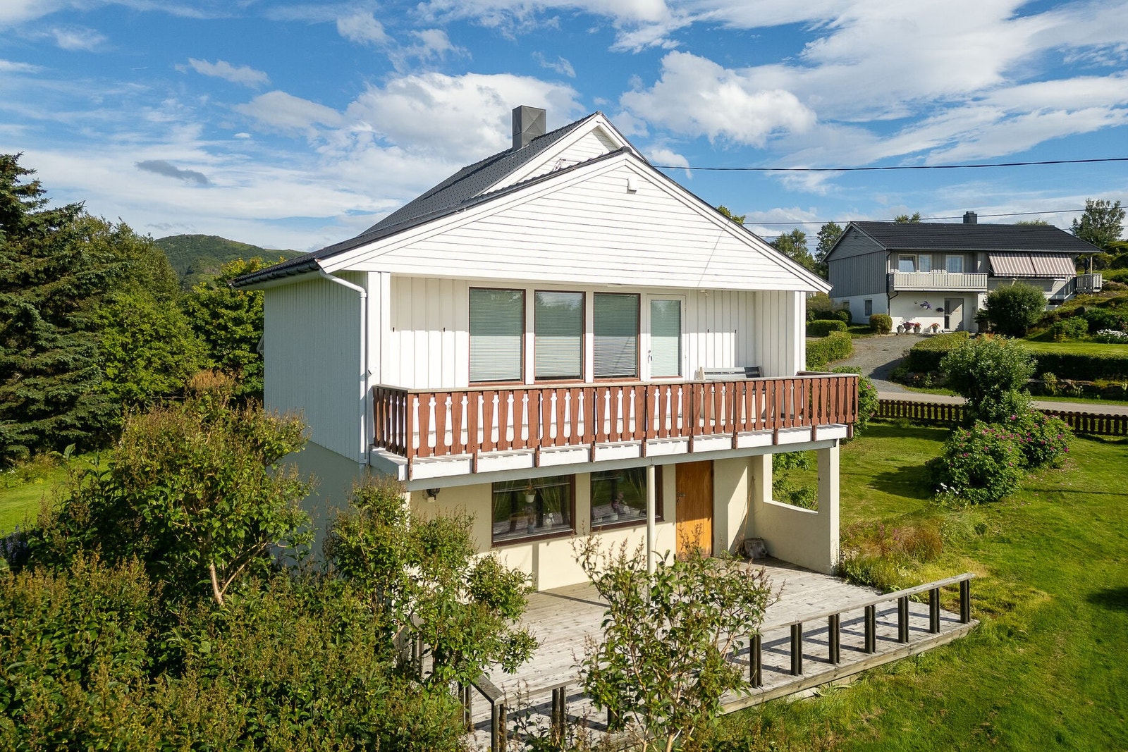 Fasade og uteområde. Det er gjort diverse oppgraderinger gjennom årene, bl.a. stedvis oppgradert drenering, tak, bordkle, vinduer og dører. Galleribilde